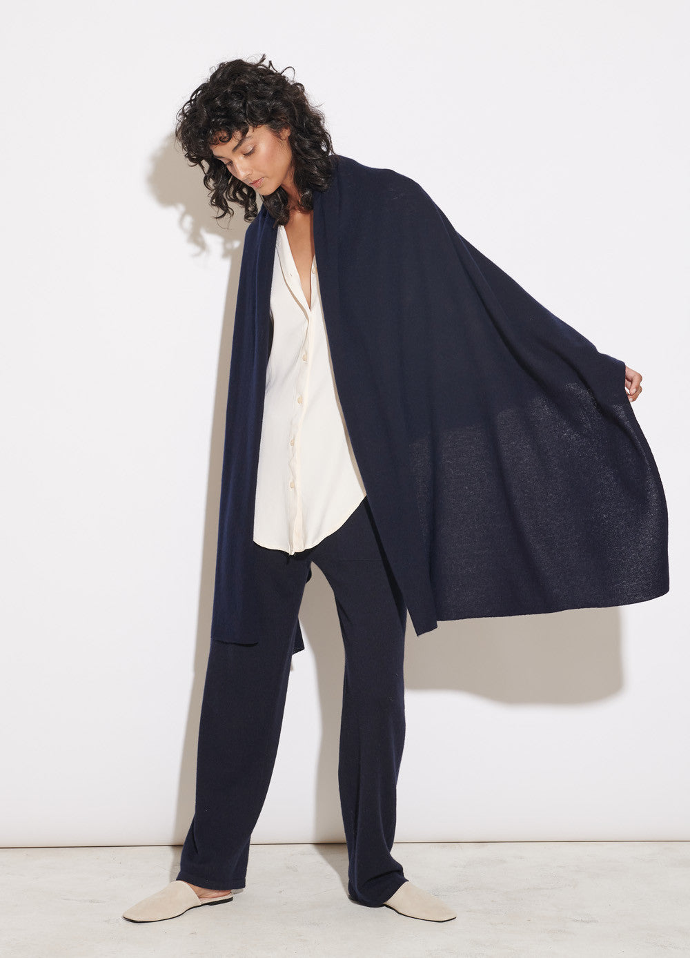 OVERSIZED CASHMERE TRAVEL WRAP - NAVY