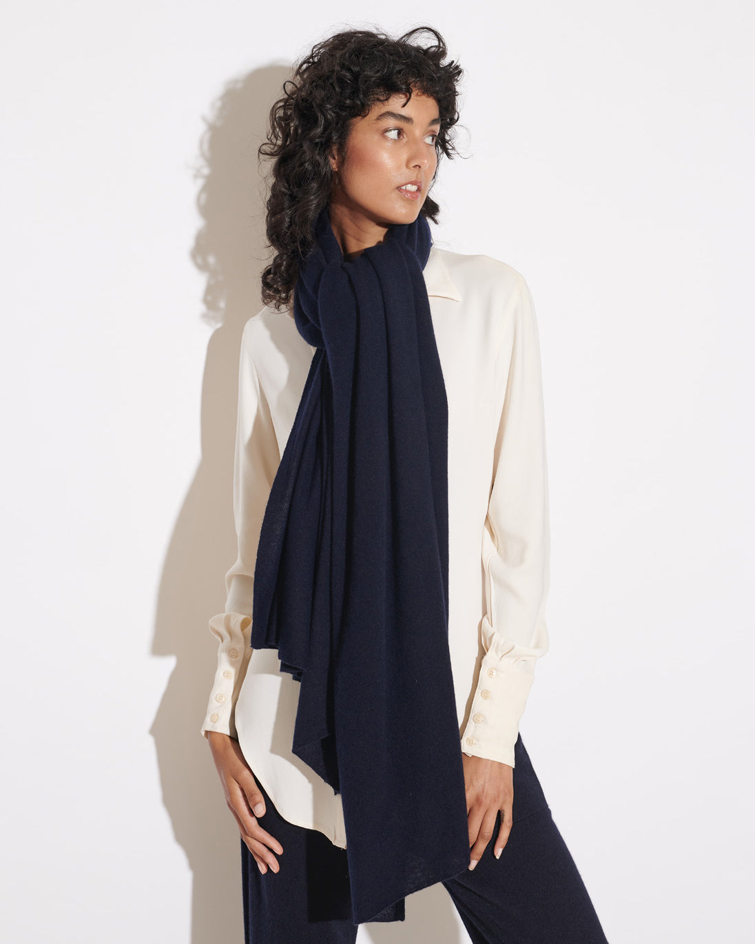 OVERSIZED CASHMERE TRAVEL WRAP - NAVY