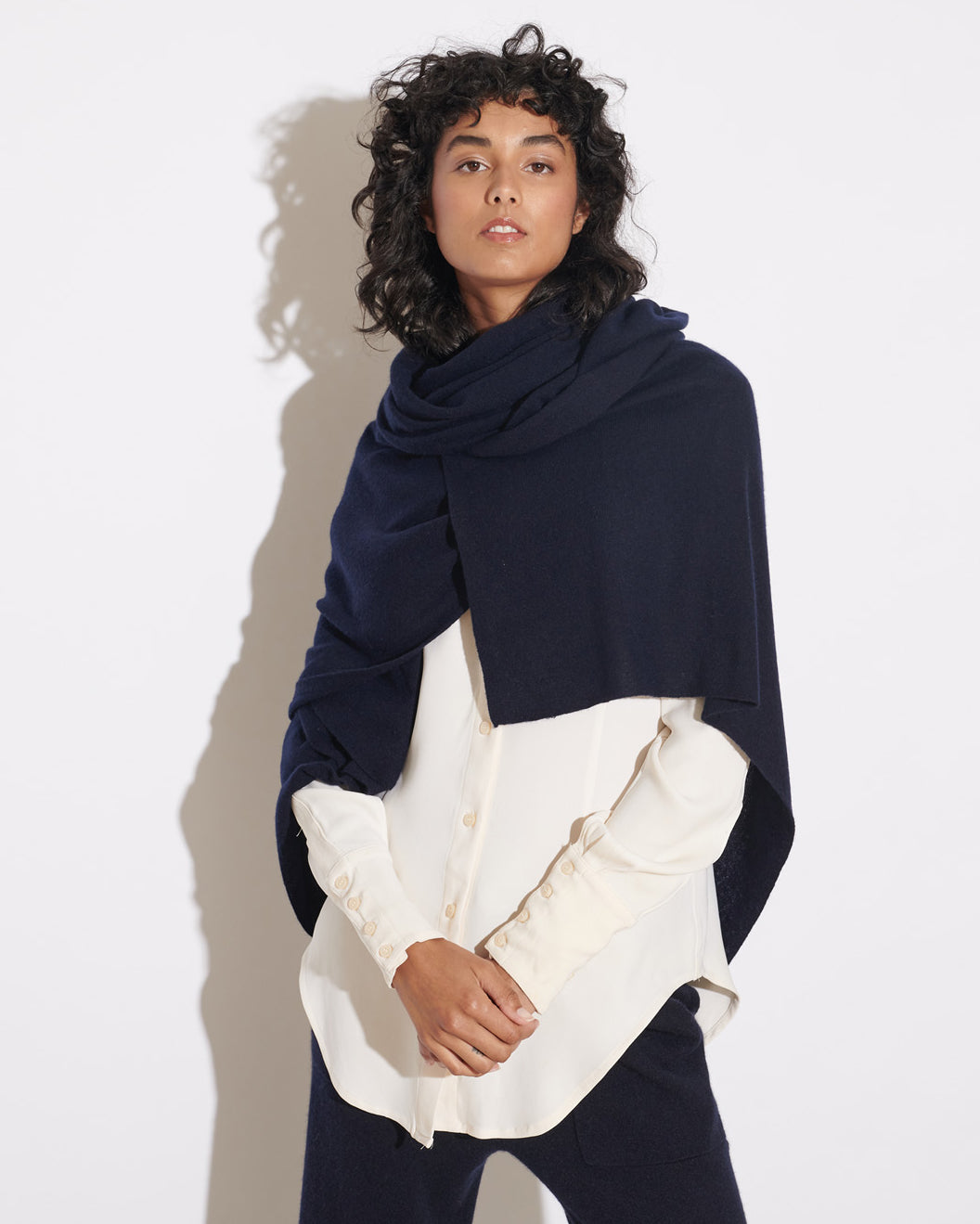 OVERSIZED CASHMERE TRAVEL WRAP - NAVY