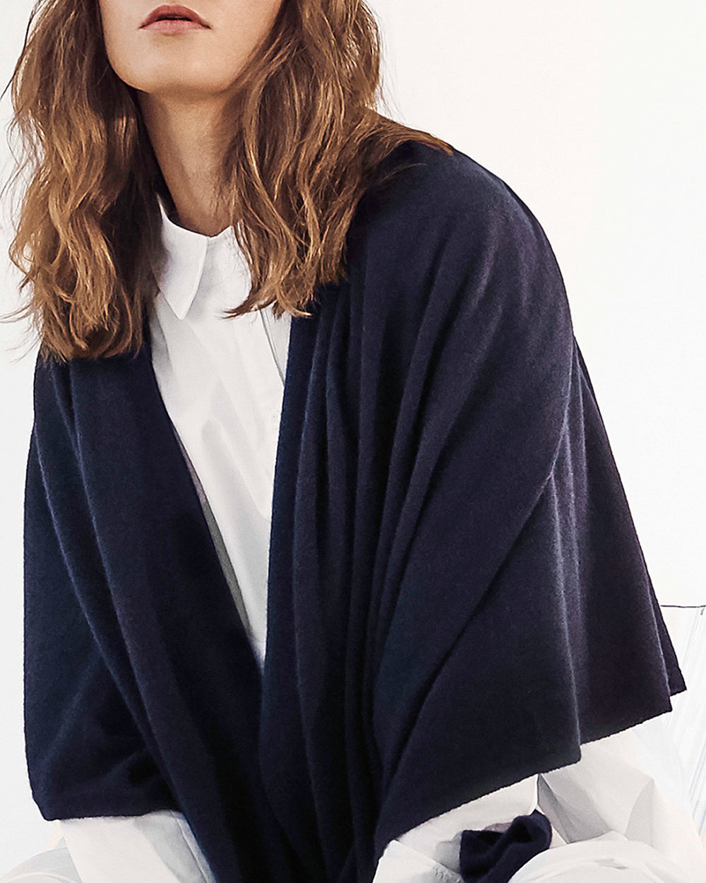 OVERSIZED CASHMERE TRAVEL WRAP - NAVY