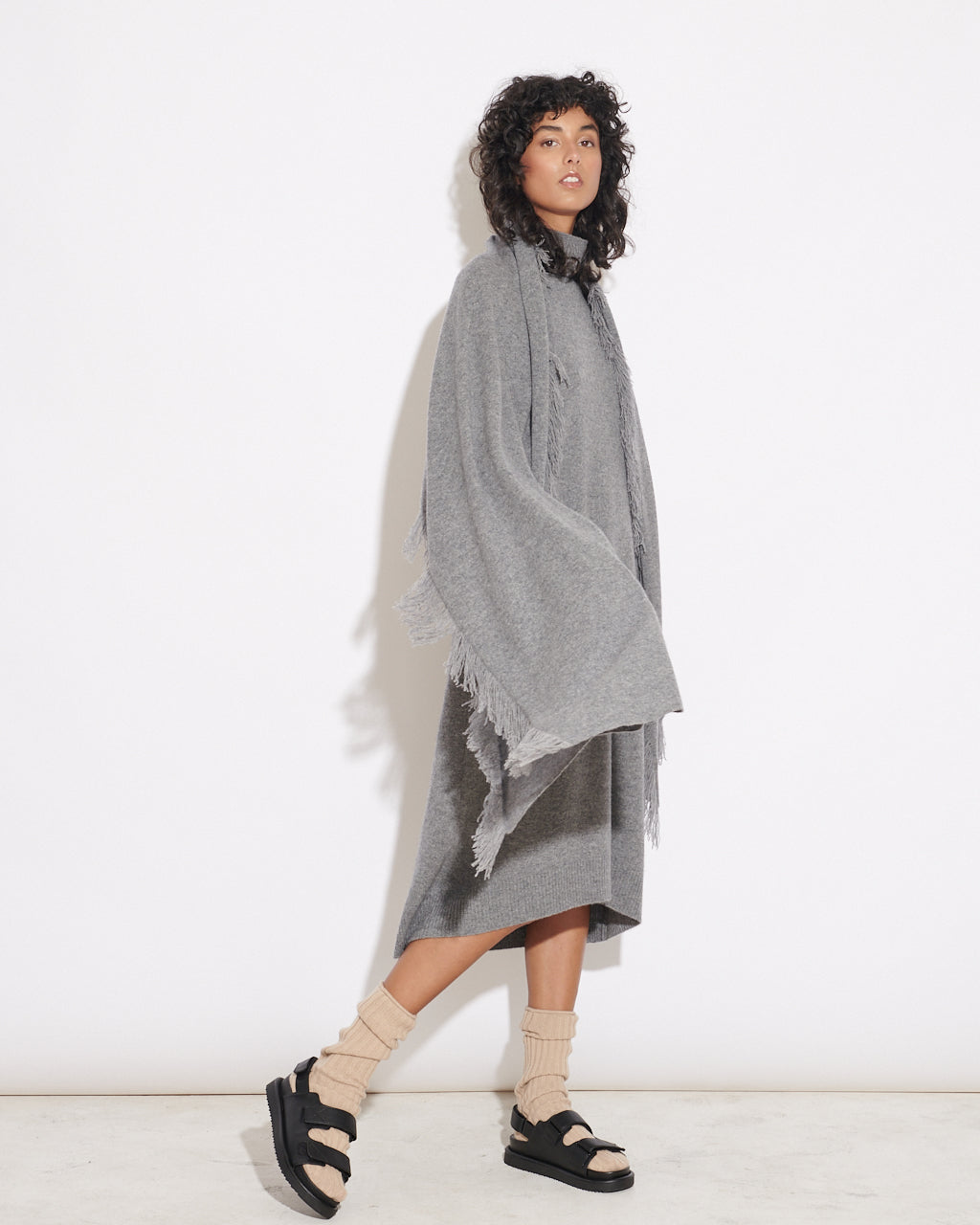 OVERSIZED CASHMERE FRINGE SHAWL - MID GREY