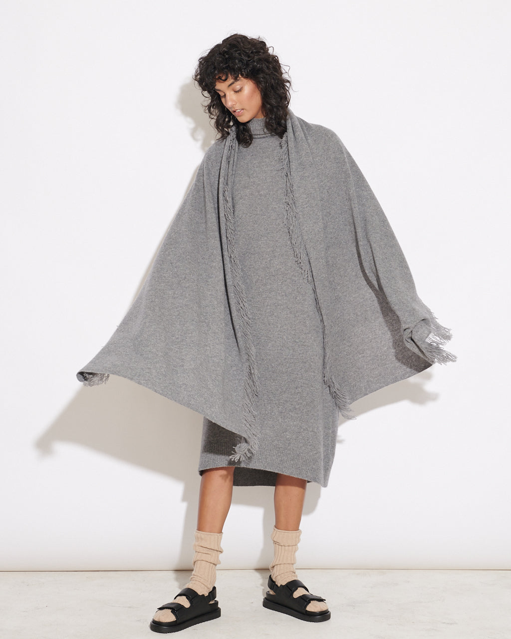 OVERSIZED CASHMERE FRINGE SHAWL - MID GREY