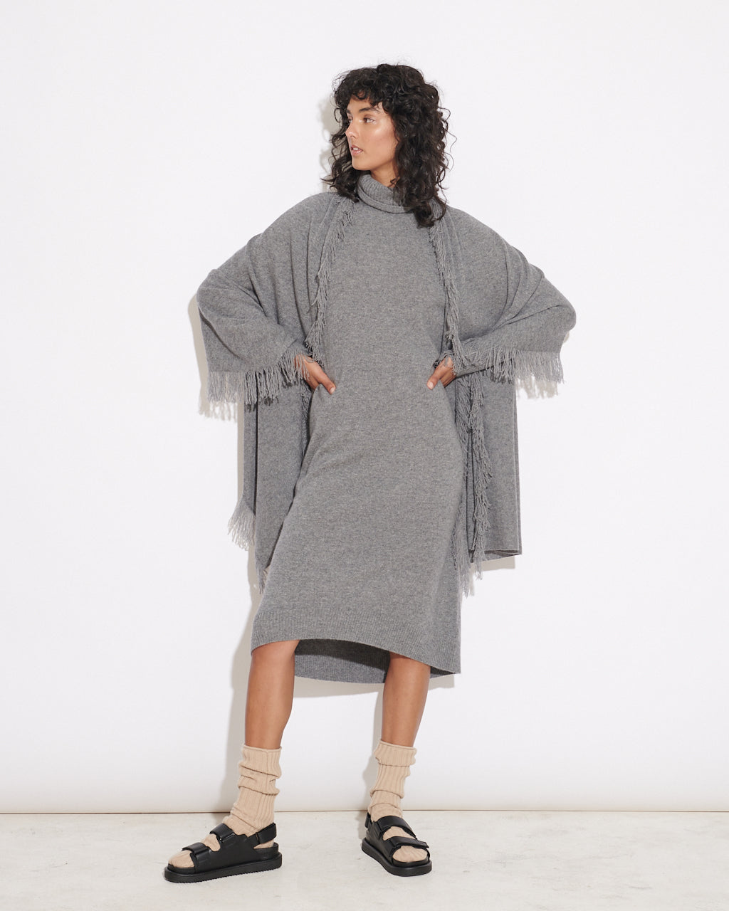 OVERSIZED CASHMERE FRINGE SHAWL - MID GREY
