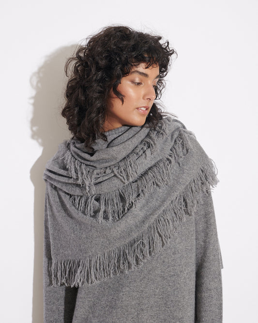OVERSIZED CASHMERE FRINGE SHAWL - MID GREY