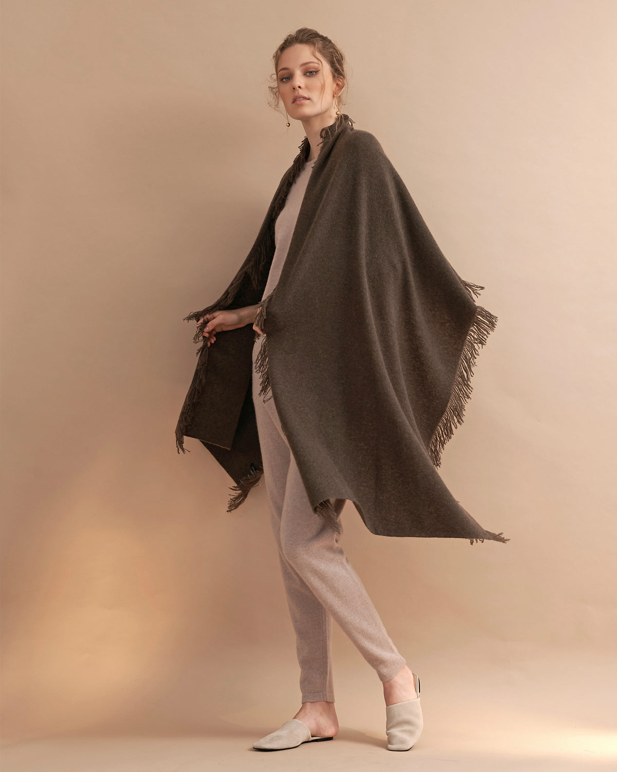 OVERSIZED CASHMERE FRINGE SHAWL - UMBER