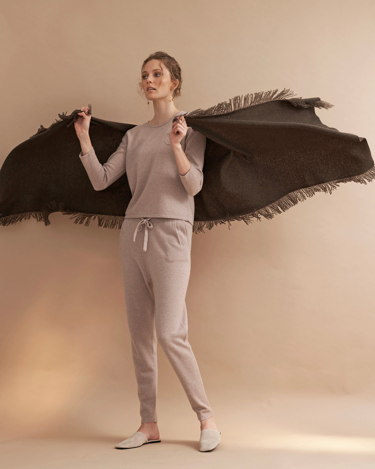 OVERSIZED CASHMERE FRINGE SHAWL - UMBER