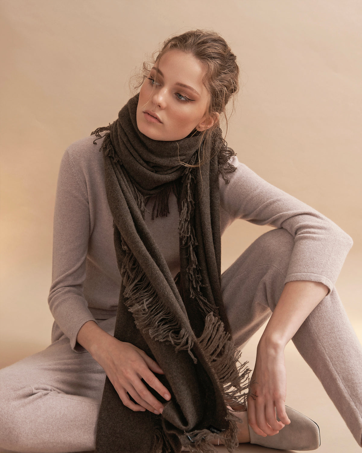 OVERSIZED CASHMERE FRINGE SHAWL - UMBER