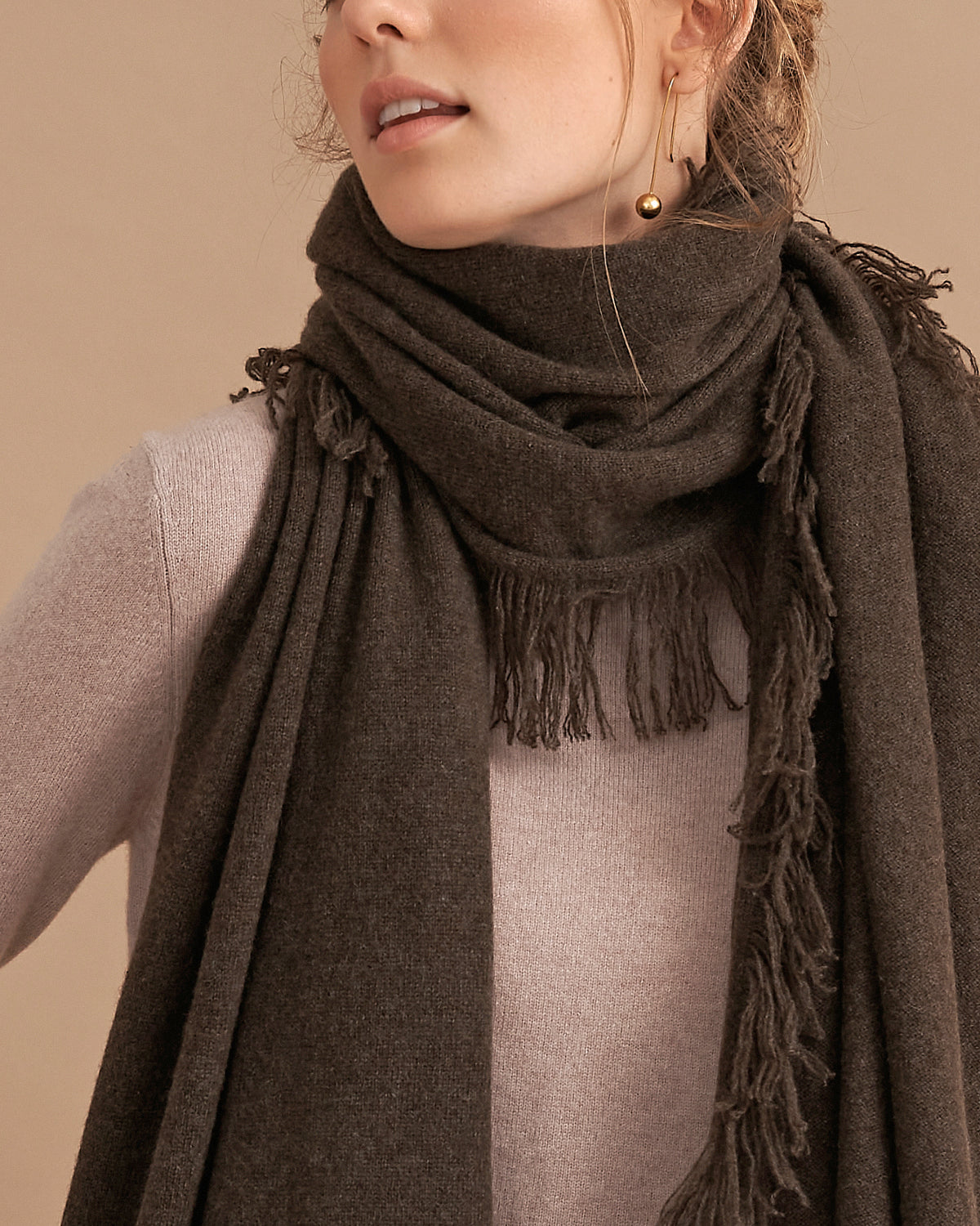 OVERSIZED CASHMERE FRINGE SHAWL - UMBER
