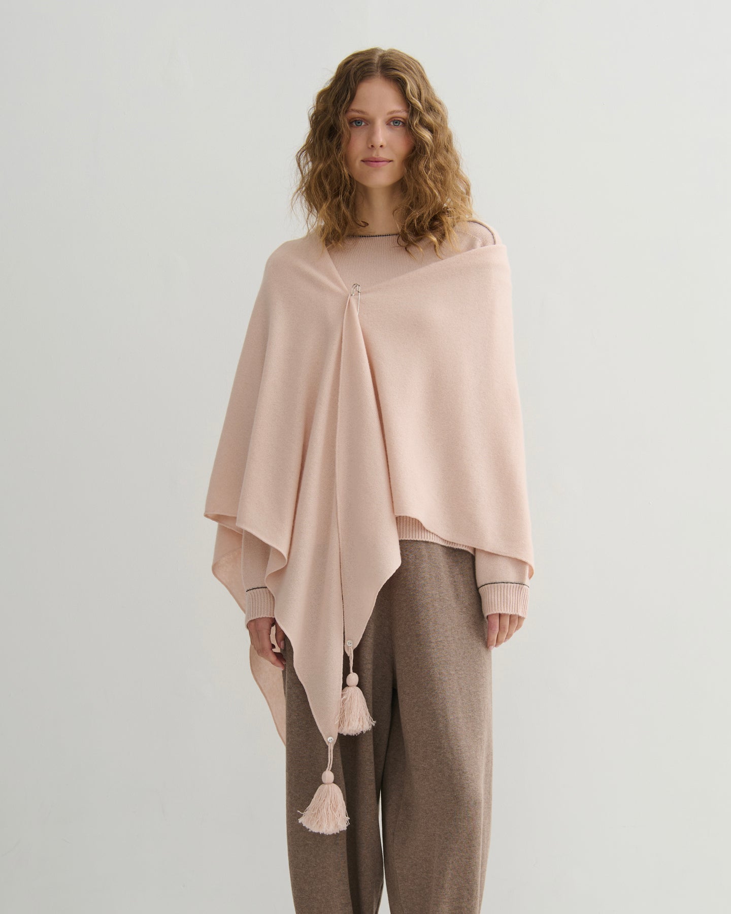 OVERSIZED CASHMERE TRIANGLE SHAWL - BLUSH