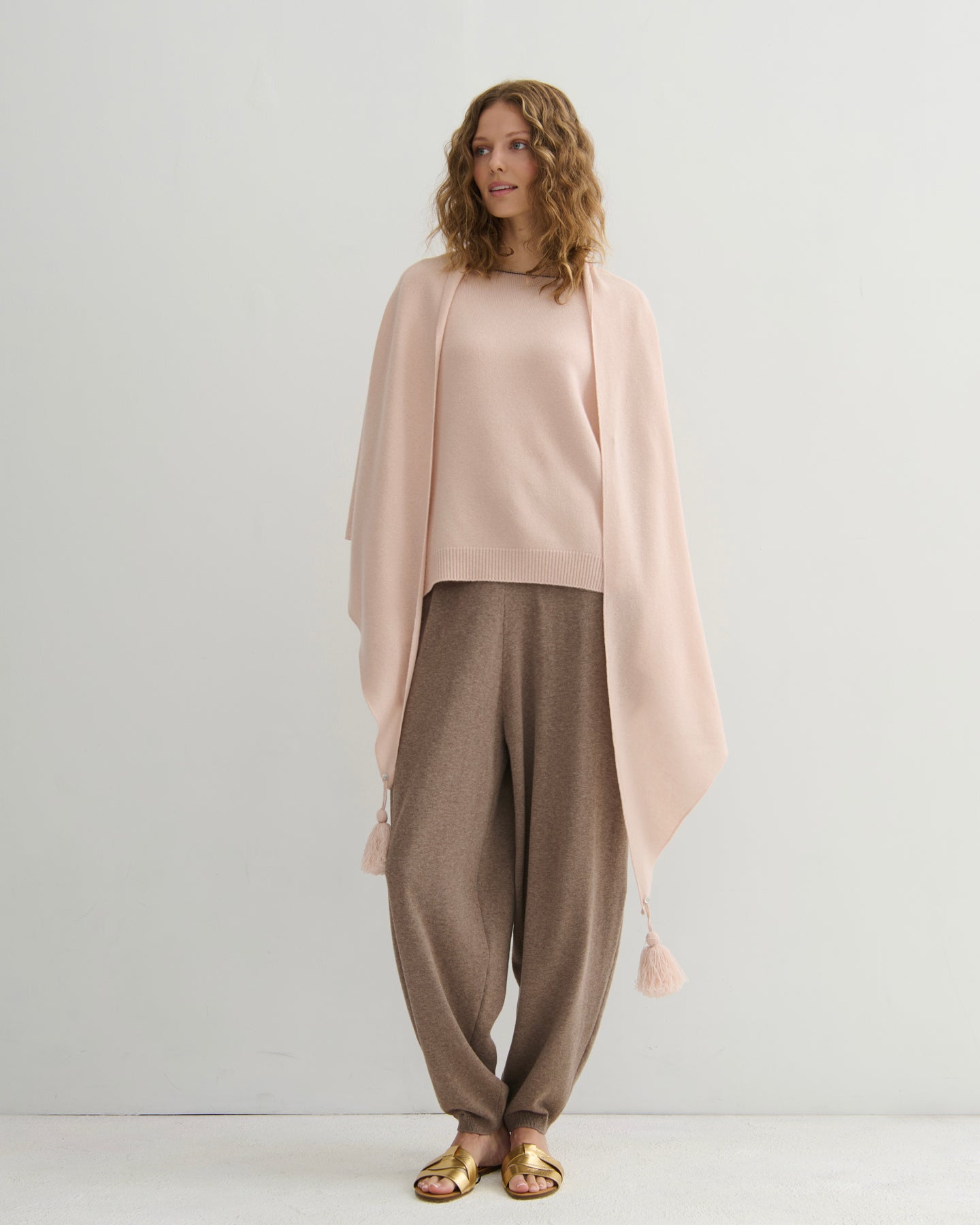 OVERSIZED CASHMERE TRIANGLE SHAWL - BLUSH