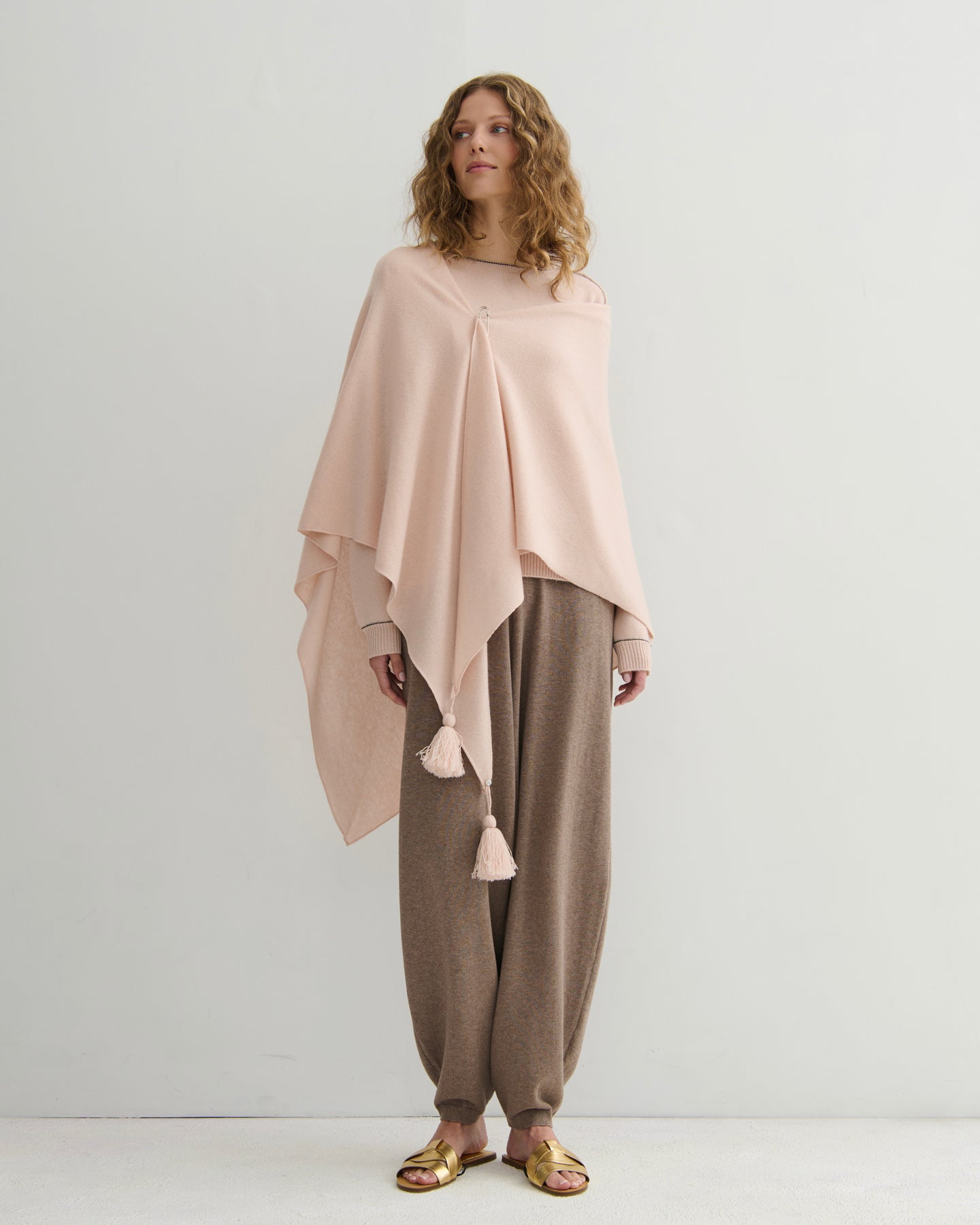 OVERSIZED CASHMERE TRIANGLE SHAWL - BLUSH