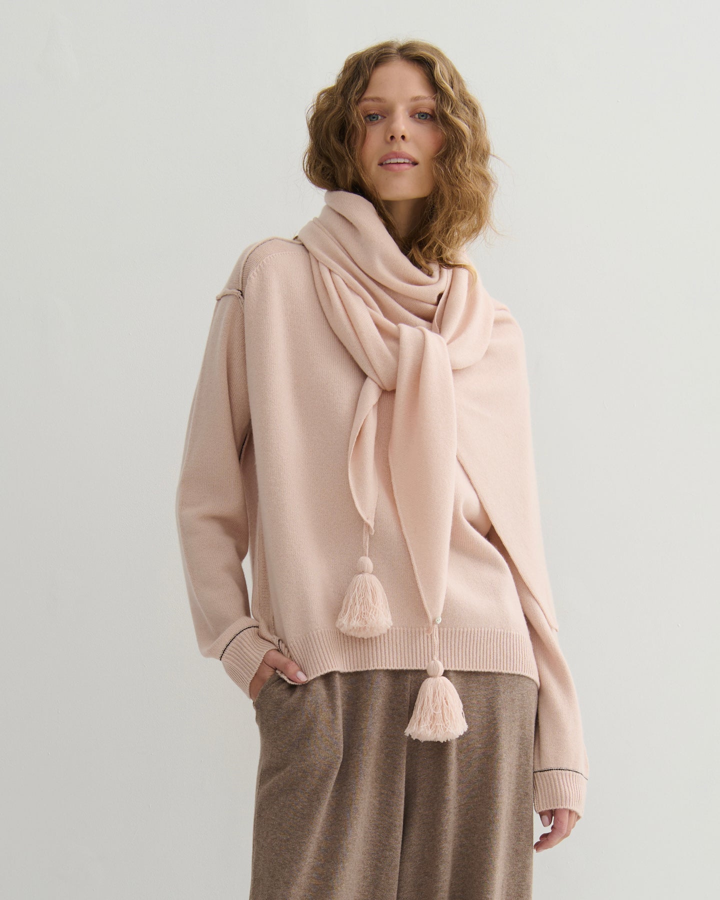 OVERSIZED CASHMERE TRIANGLE SHAWL - BLUSH