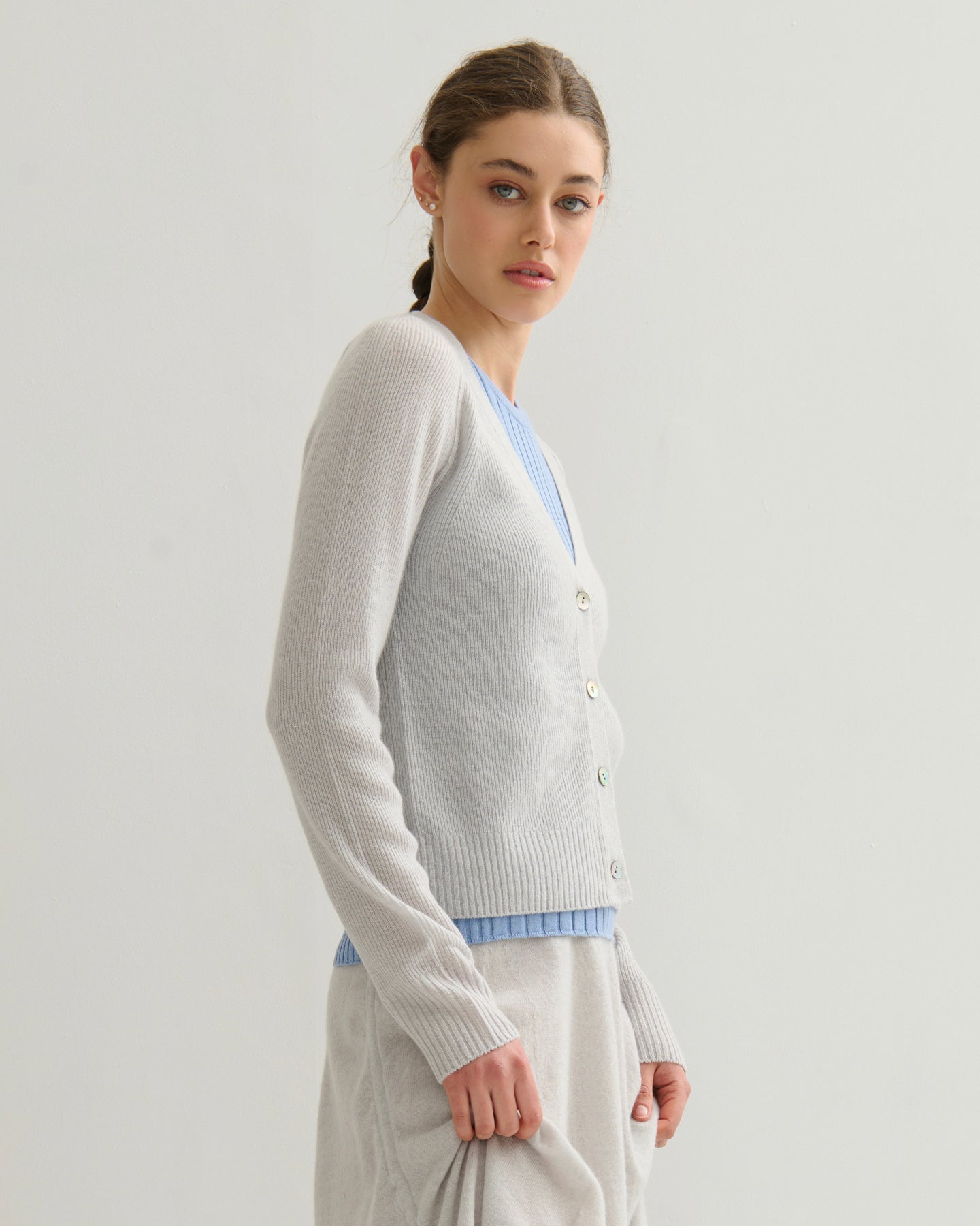 THE CLOUD V NECK CARDIGAN - FOG