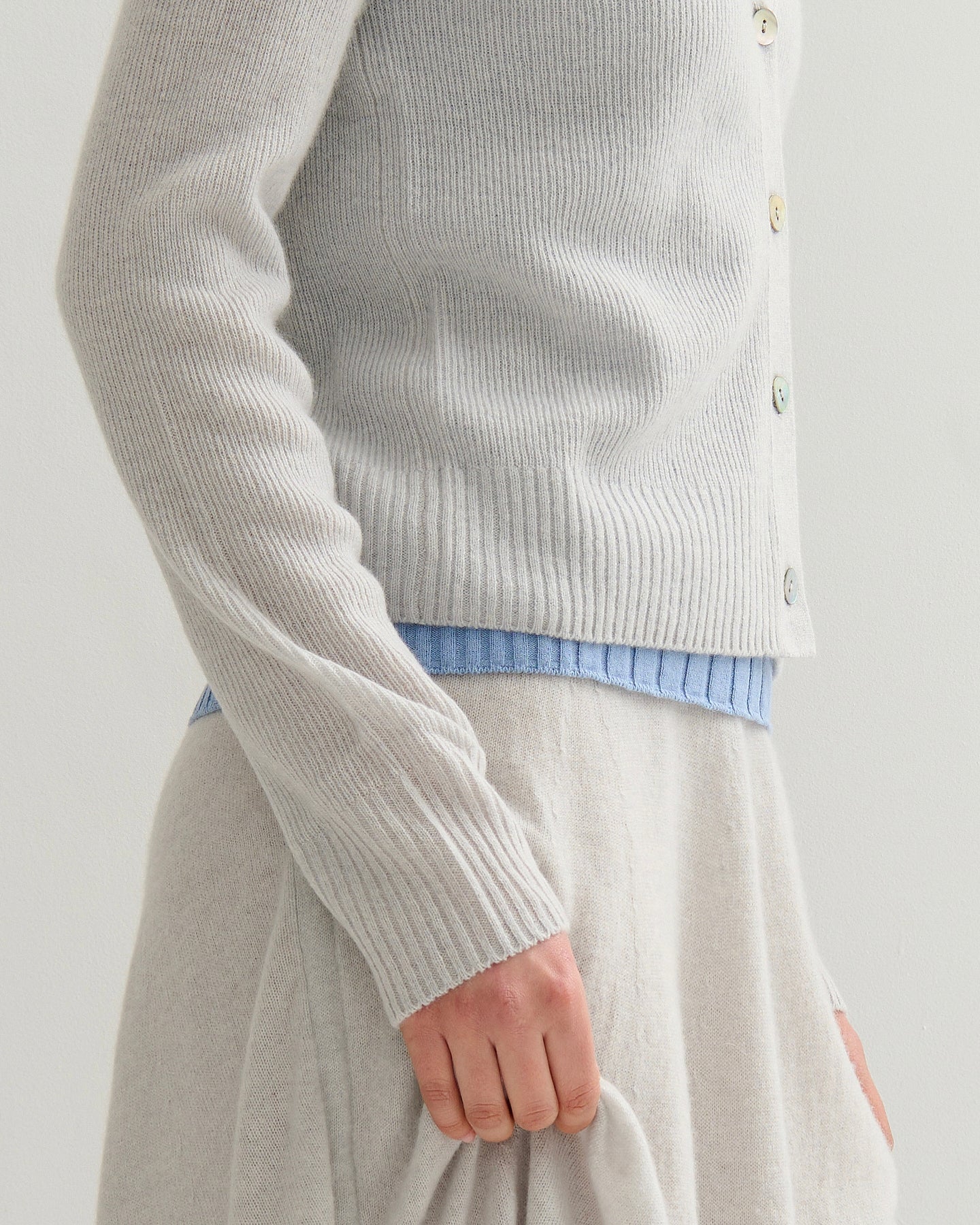 THE CLOUD V NECK CARDIGAN - FOG
