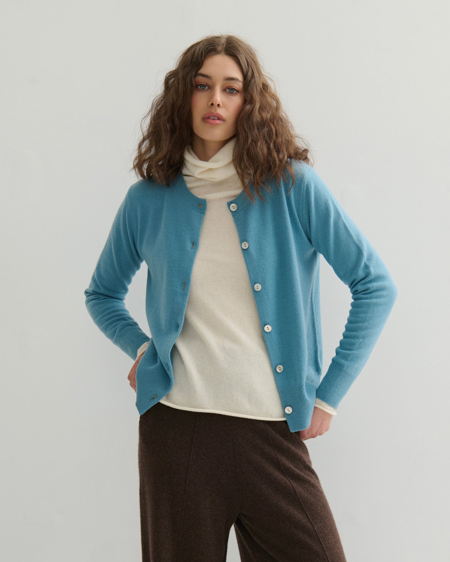 CASHMERE CREW NECK CARDIGAN - LAKE BLUE