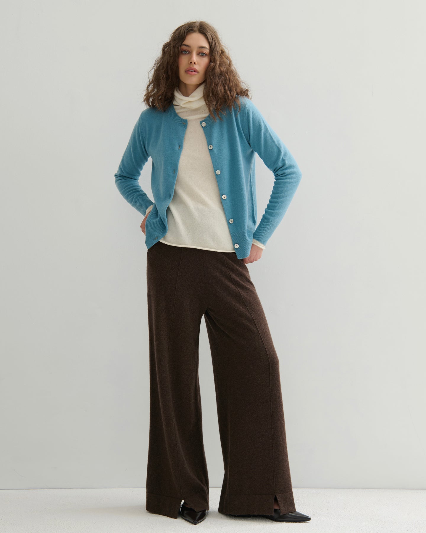 CASHMERE CREW NECK CARDIGAN - LAKE BLUE