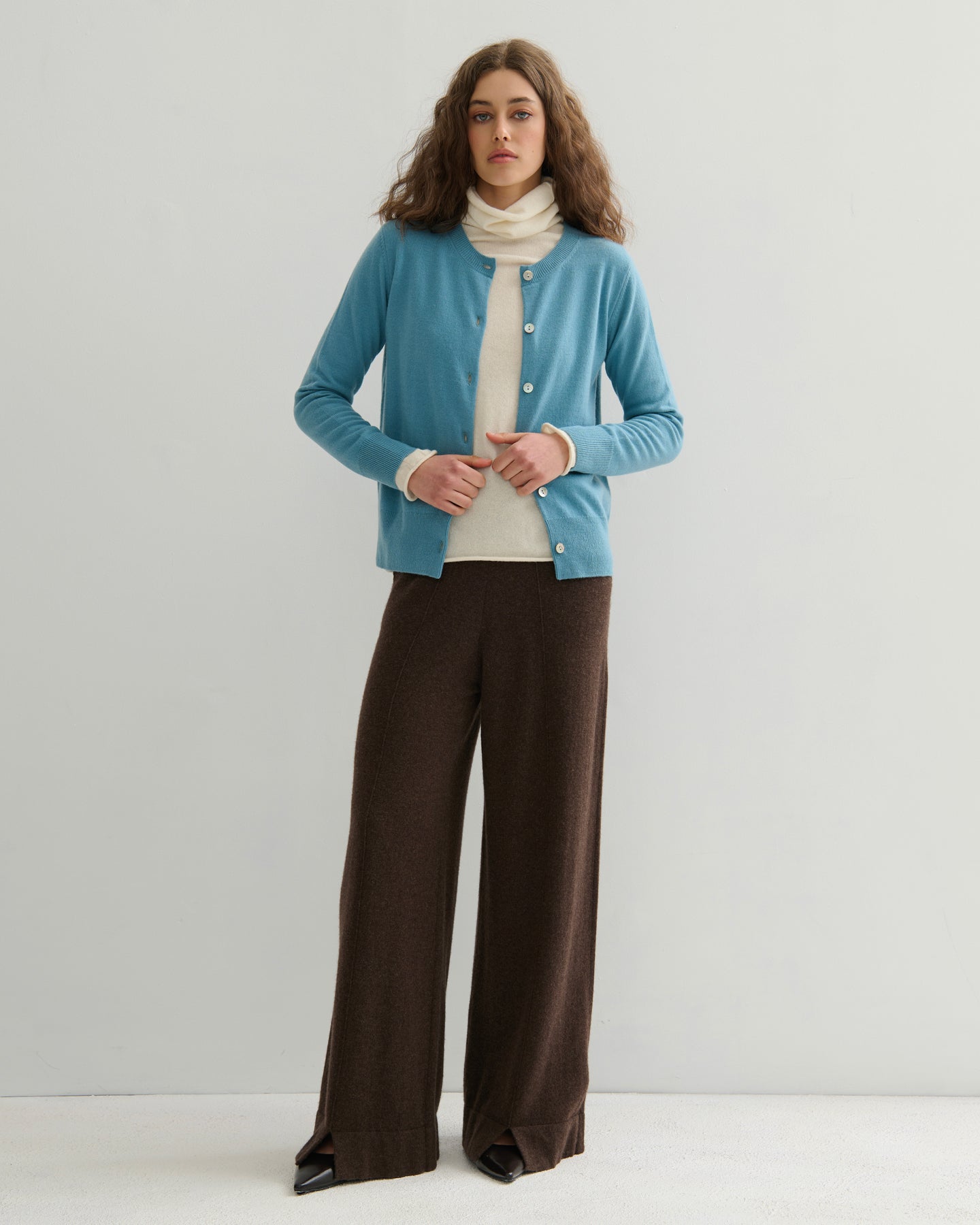 CASHMERE CREW NECK CARDIGAN - LAKE BLUE