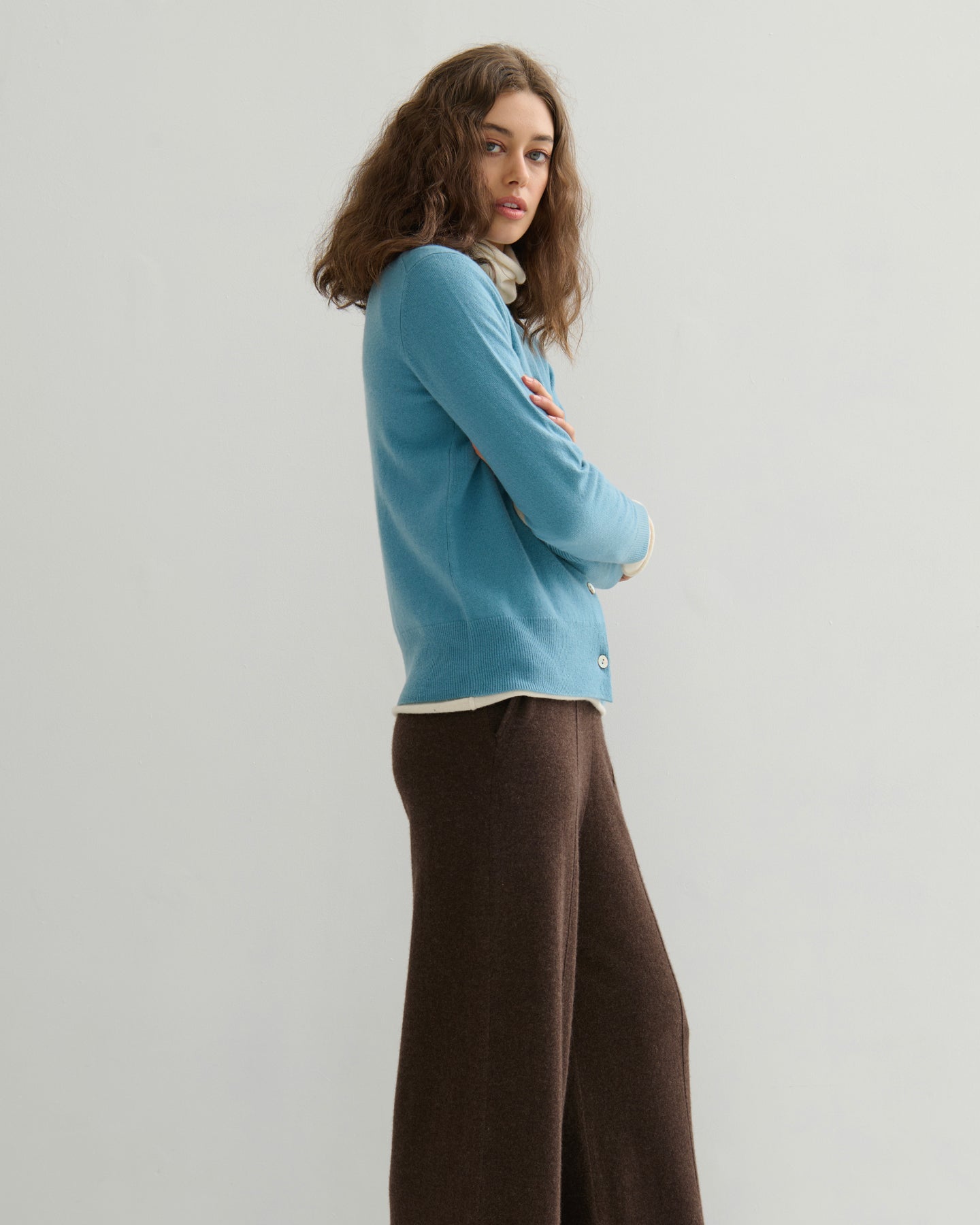 CASHMERE CREW NECK CARDIGAN - LAKE BLUE