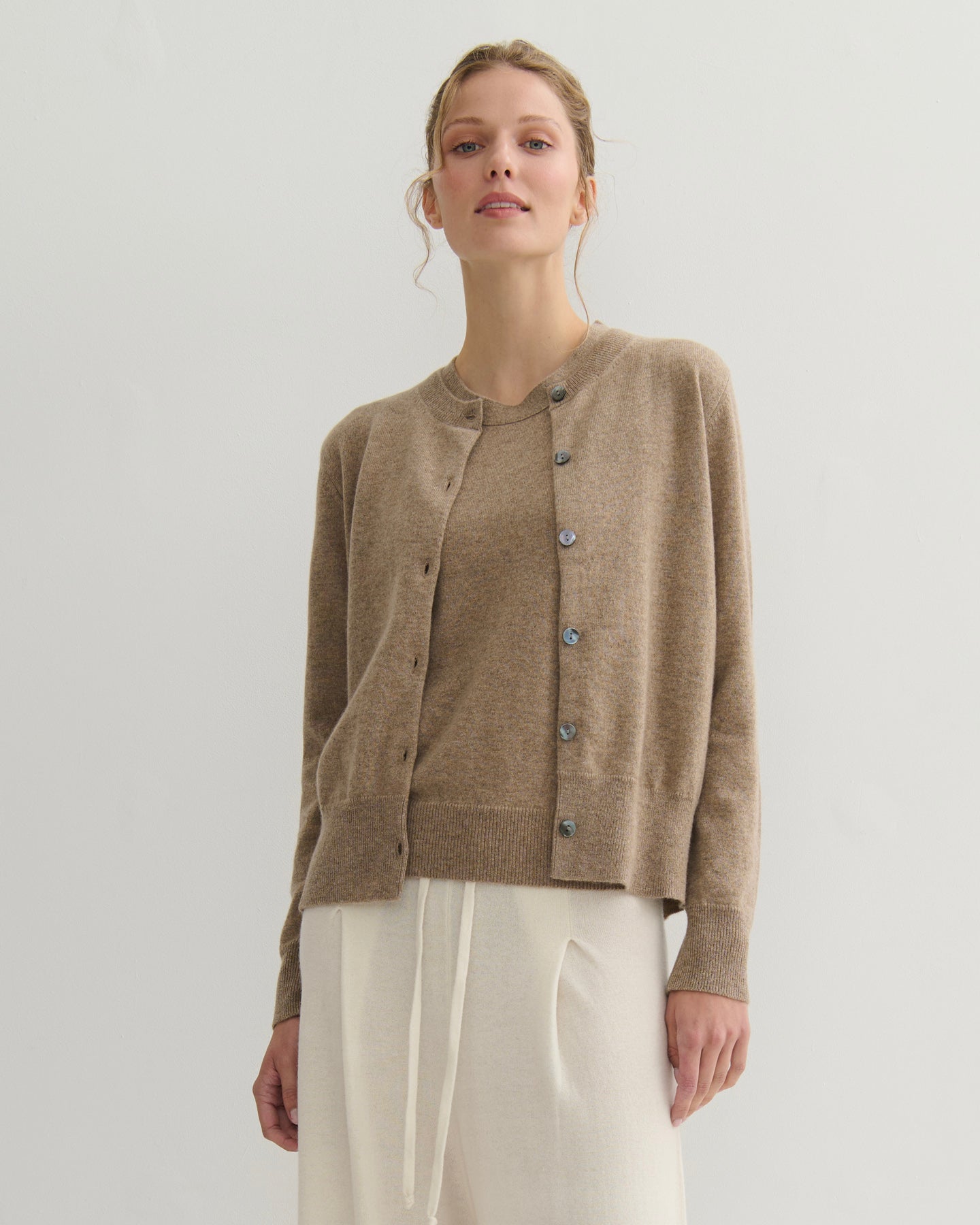 CASHMERE CREW NECK CARDIGAN - SHIITAKE RAW