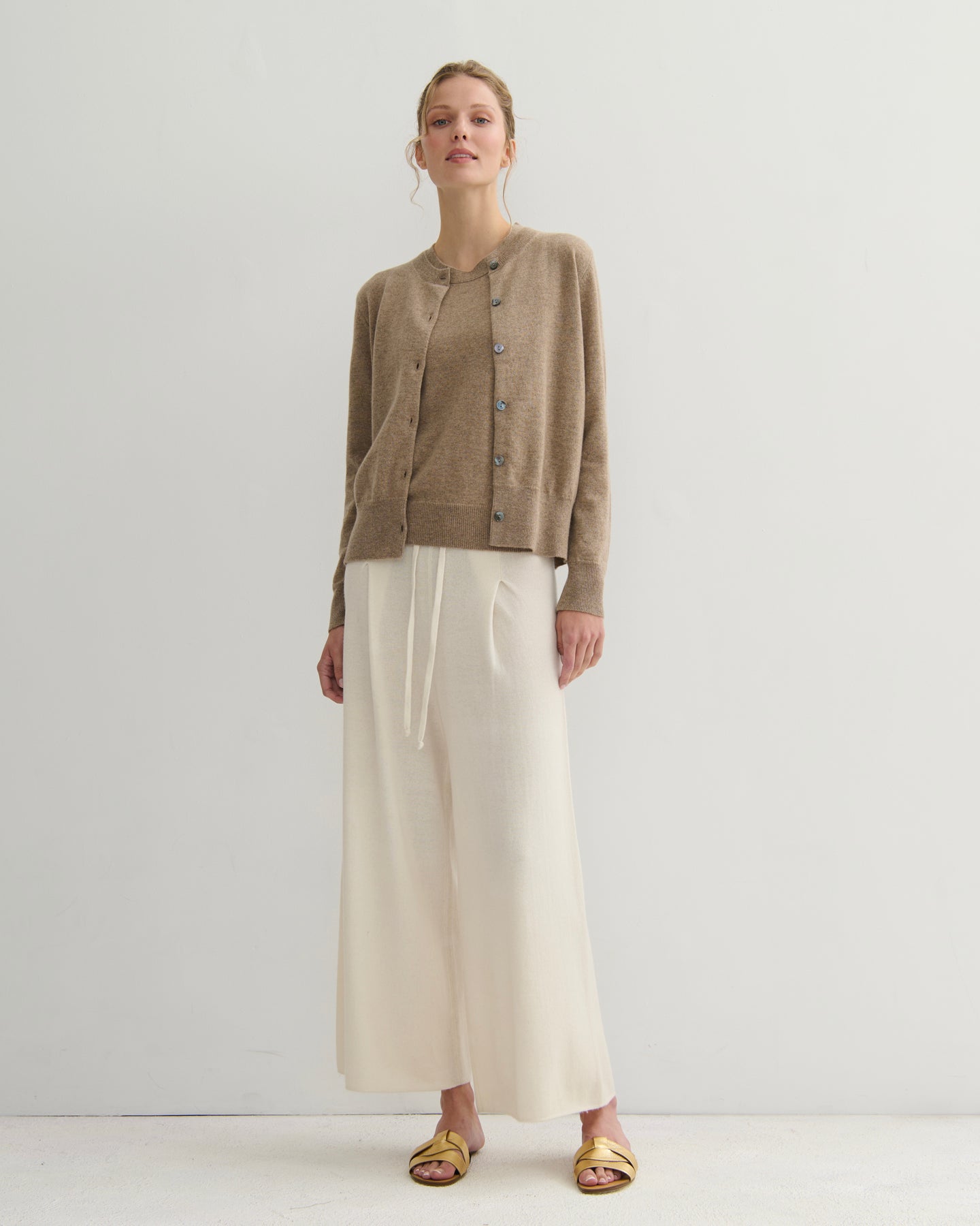CASHMERE CREW NECK CARDIGAN - SHIITAKE RAW