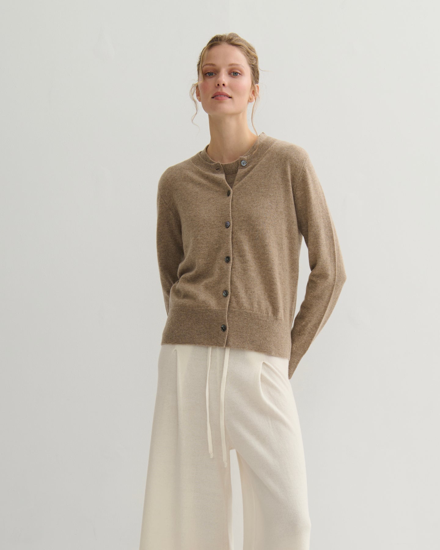 CASHMERE CREW NECK CARDIGAN - SHIITAKE RAW
