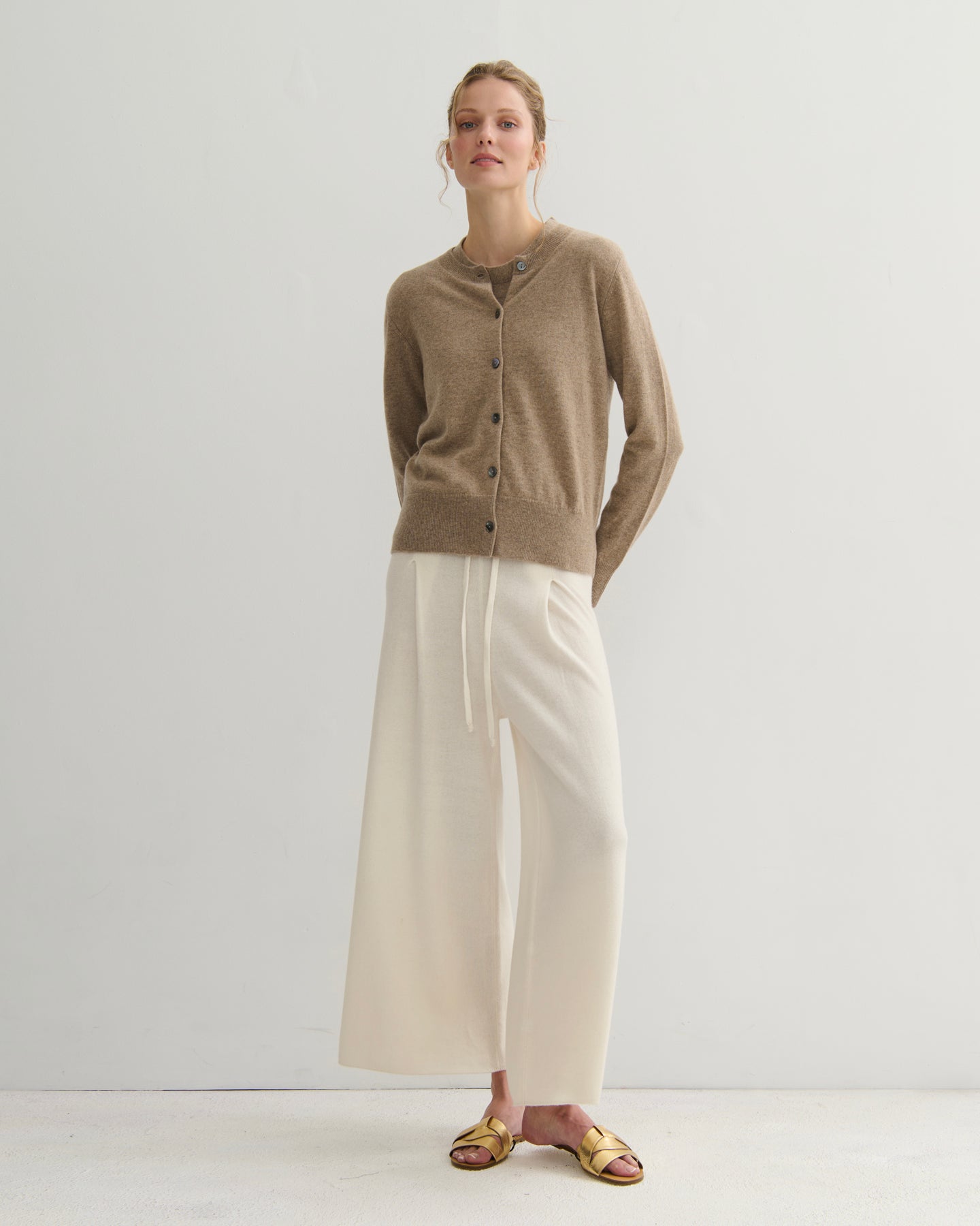 CASHMERE CREW NECK CARDIGAN - SHIITAKE RAW