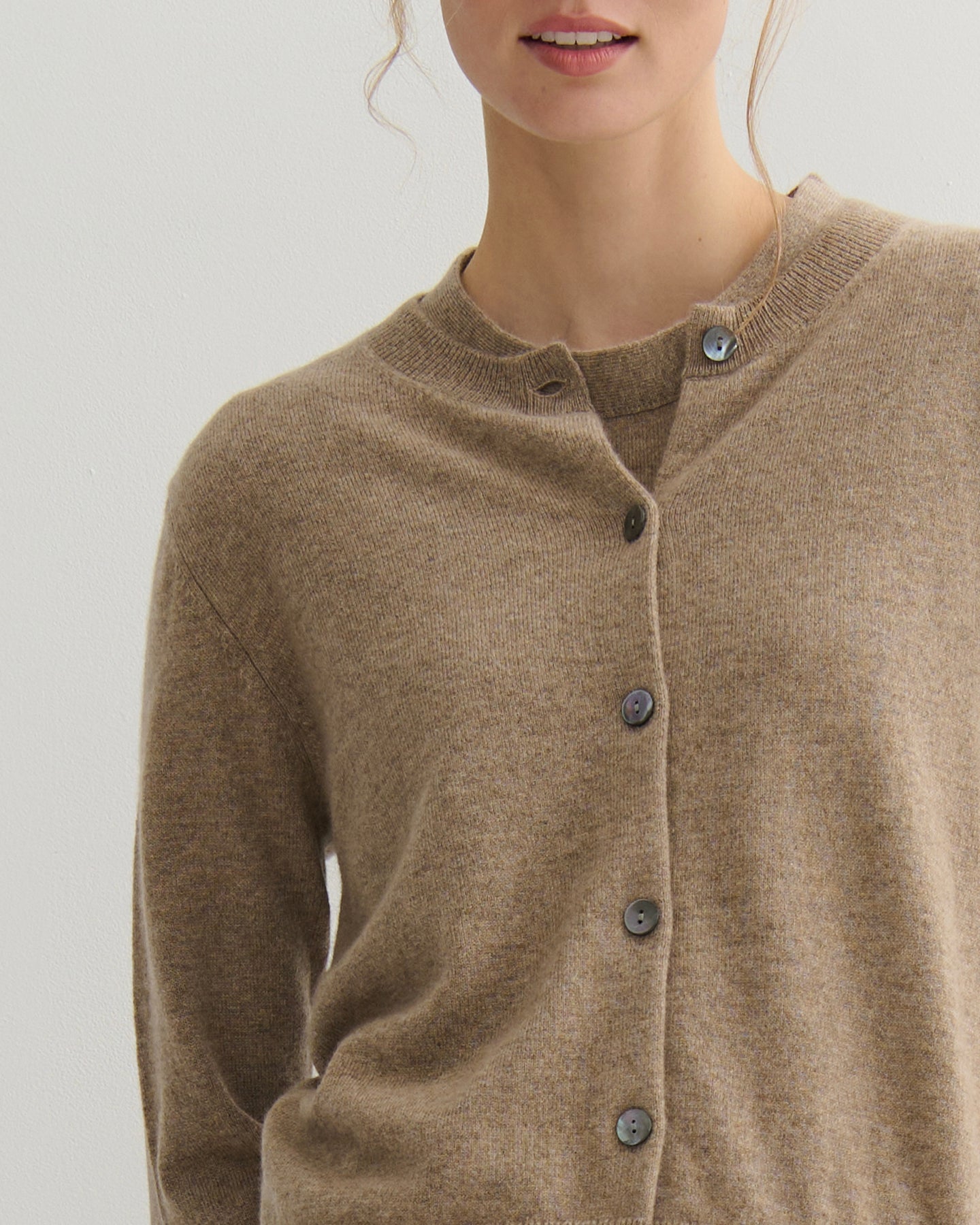 CASHMERE CREW NECK CARDIGAN - SHIITAKE RAW
