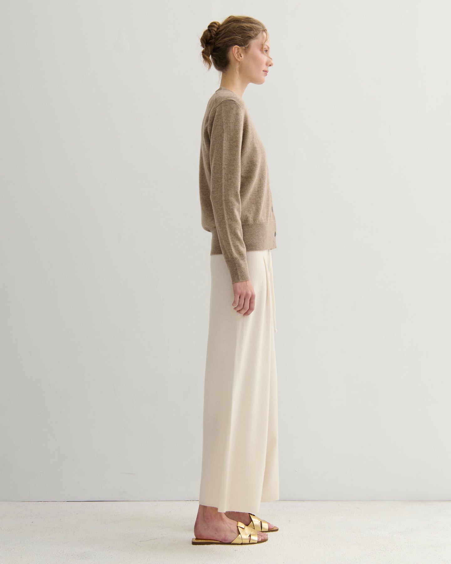 CASHMERE CREW NECK CARDIGAN - SHIITAKE RAW