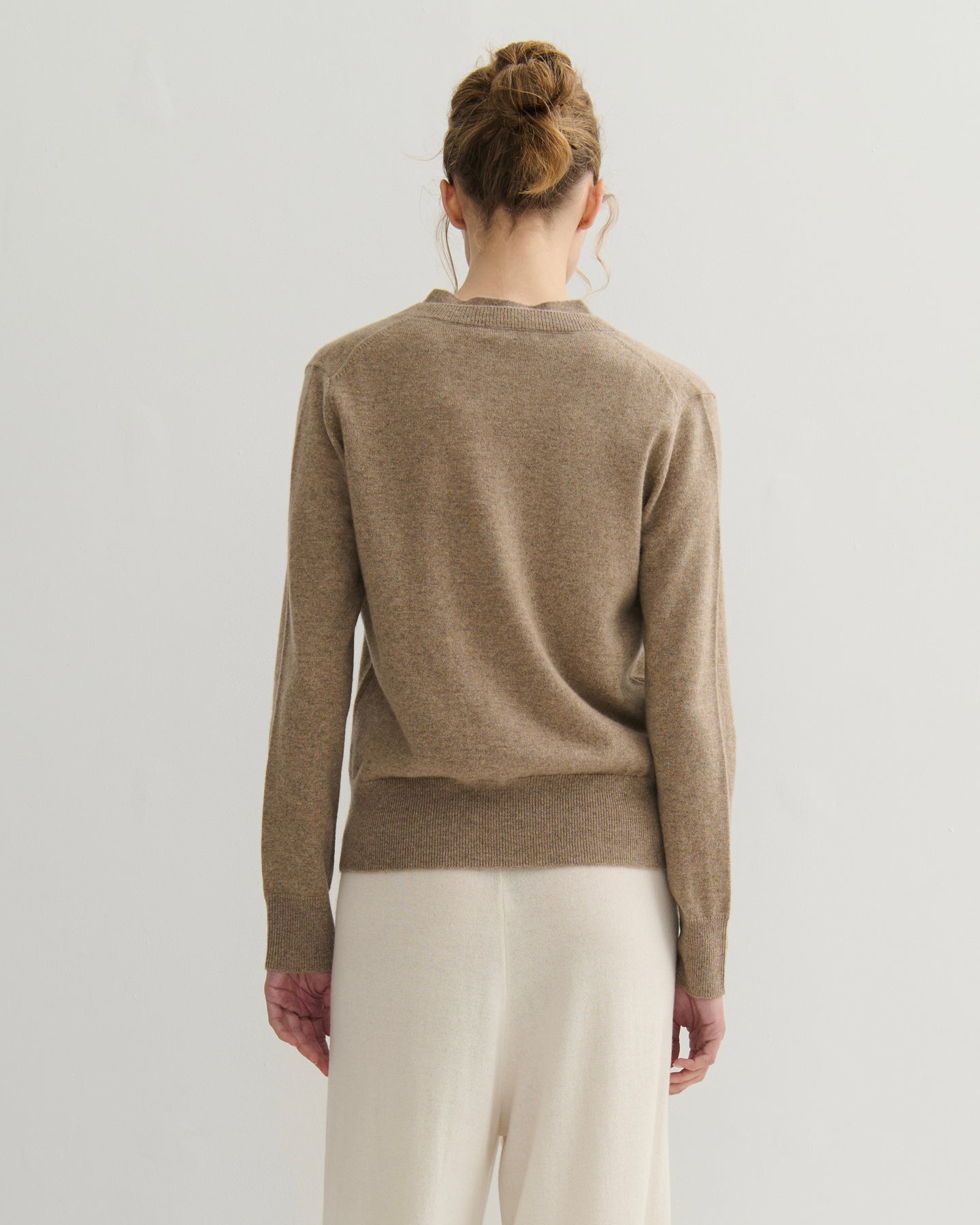 CASHMERE CREW NECK CARDIGAN - SHIITAKE RAW