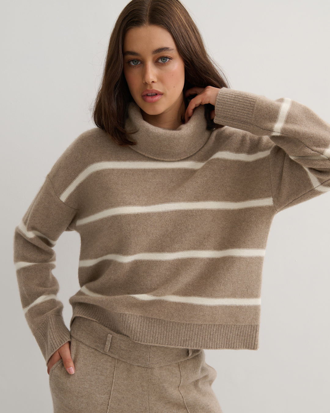 STRUCTURED FOLD NECK CASHMERE PULLOVER - SHIITAKE RAW