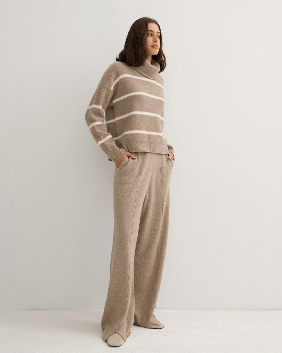 STRUCTURED FOLD NECK CASHMERE PULLOVER - SHIITAKE RAW