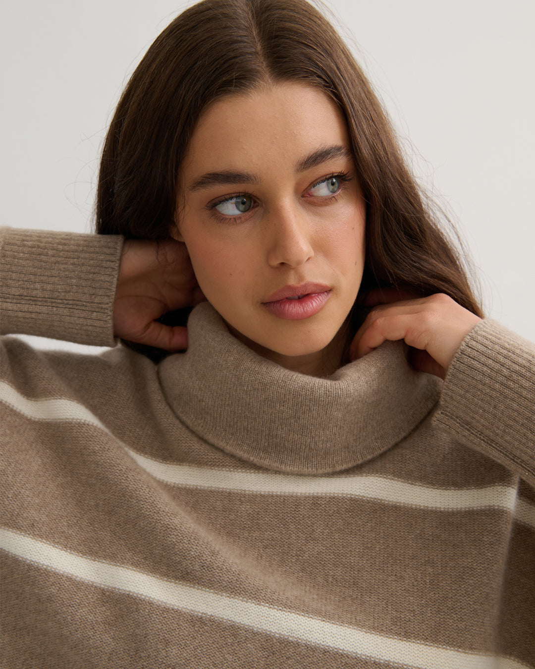 STRUCTURED FOLD NECK CASHMERE PULLOVER - SHIITAKE RAW