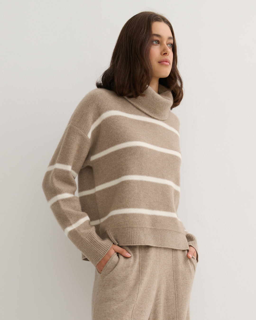 STRUCTURED FOLD NECK CASHMERE PULLOVER - SHIITAKE RAW