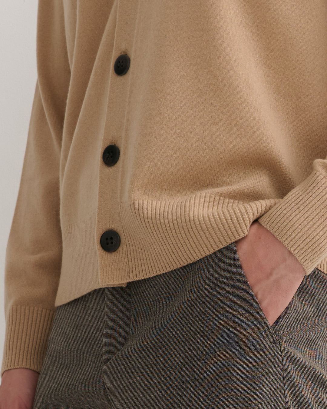 MEN'S CASHMERE V NECK CARDIGAN - CAMEL