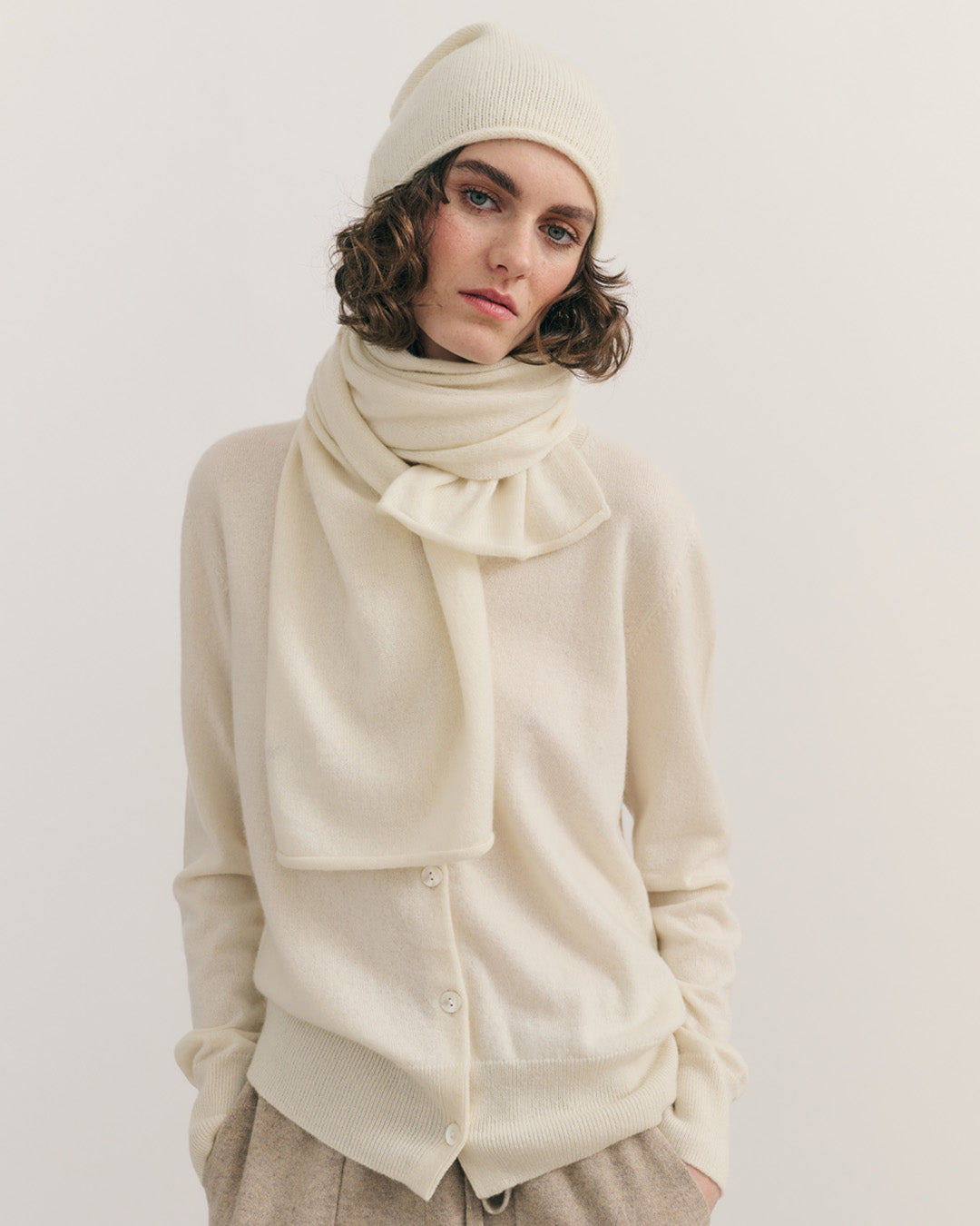 CASHMERE ROLLED EDGED BEANIE - CREAM RAW