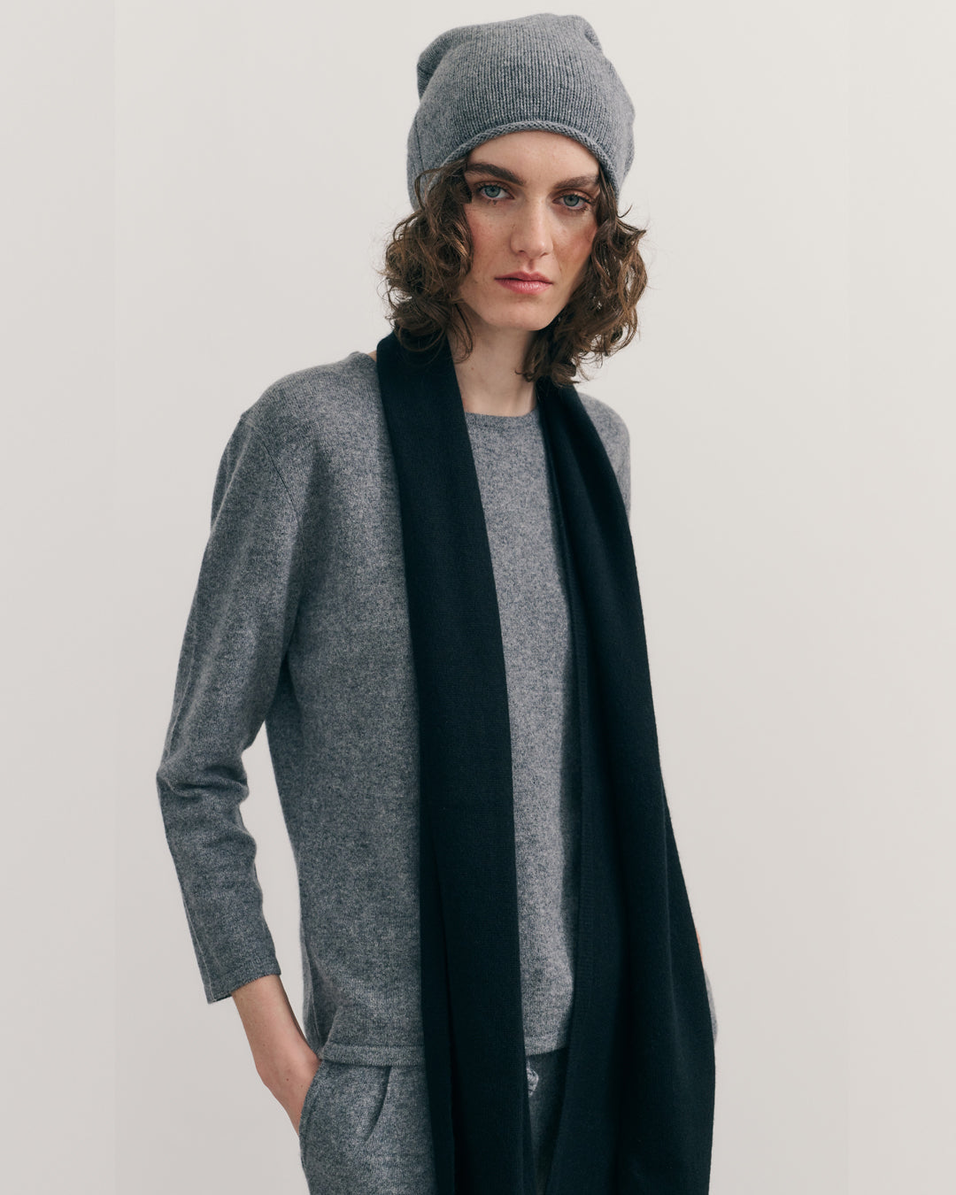 CASHMERE ROLLED EDGED BEANIE - MID GREY