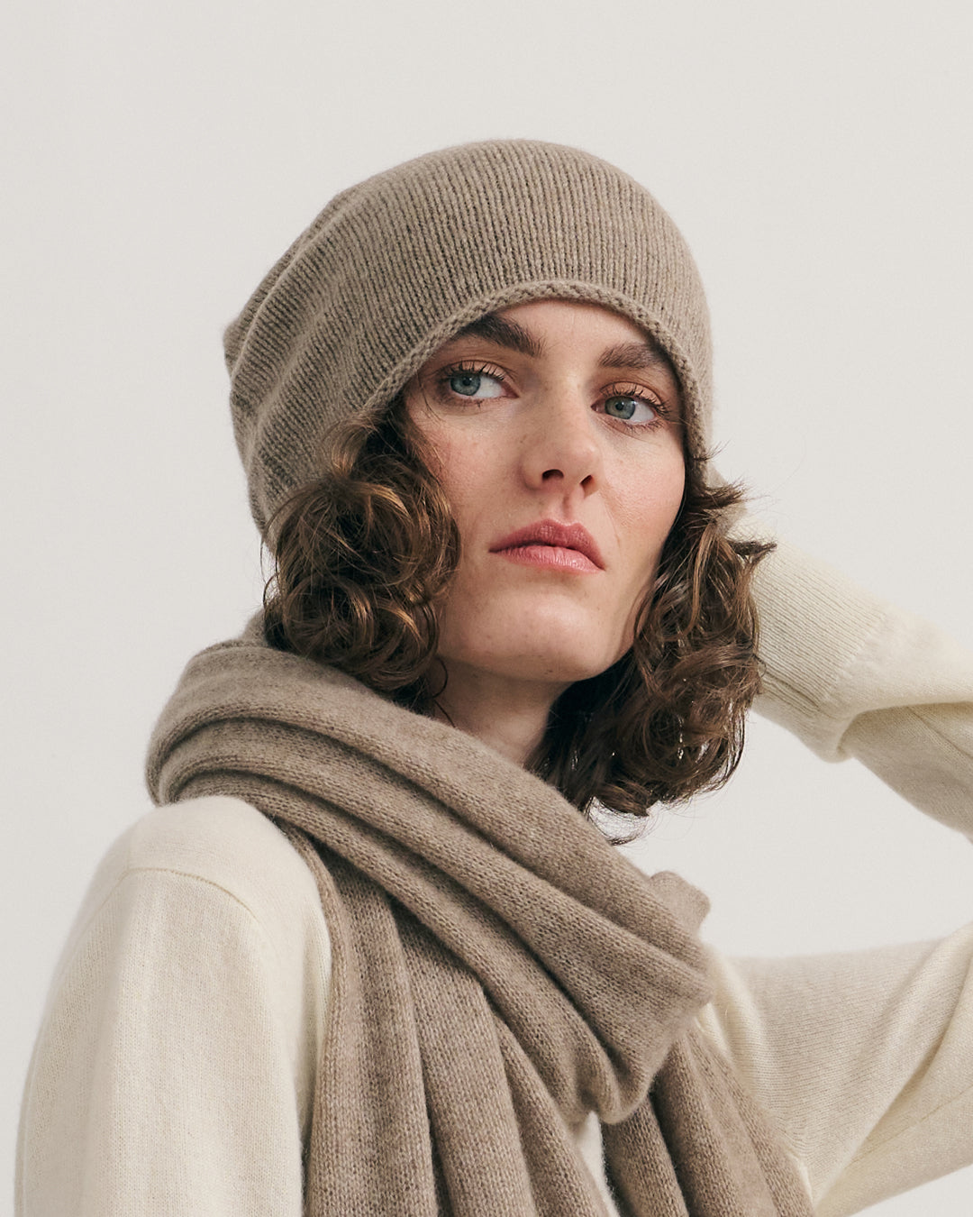 CASHMERE ROLLED EDGED BEANIE - SHIITAKE