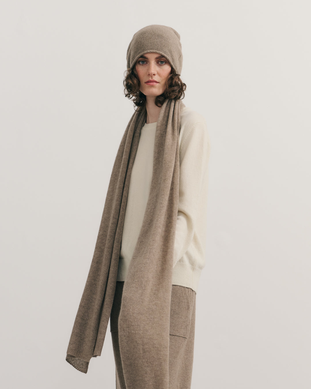 CASHMERE ROLLED EDGED BEANIE - SHIITAKE