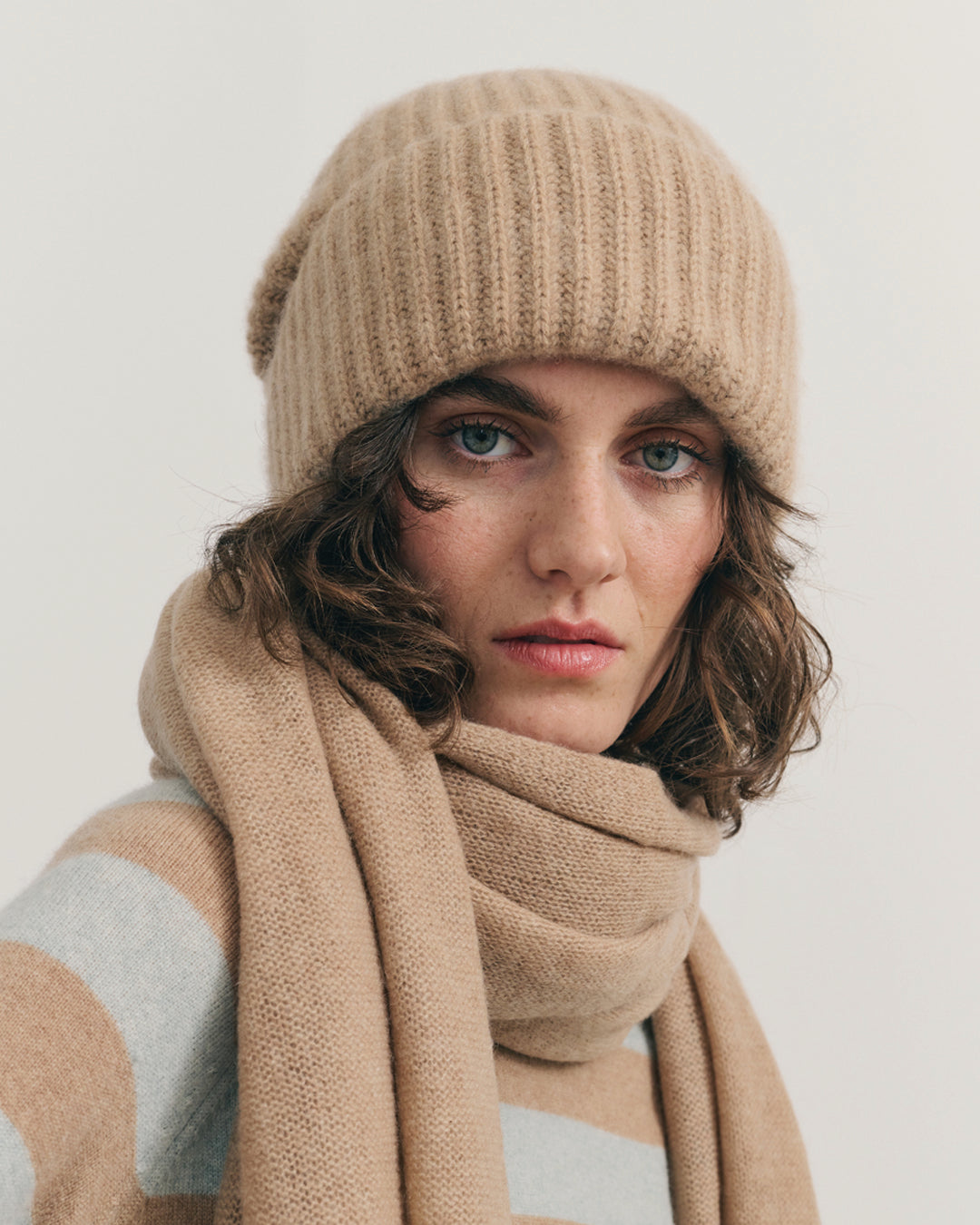 CHUNKY RIBBED CASHMERE BEANIE - CAMEL