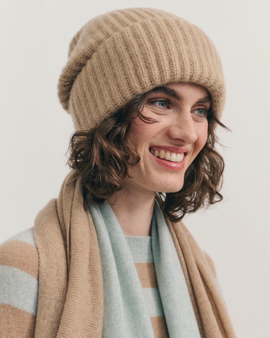 CHUNKY RIBBED CASHMERE BEANIE - CAMEL