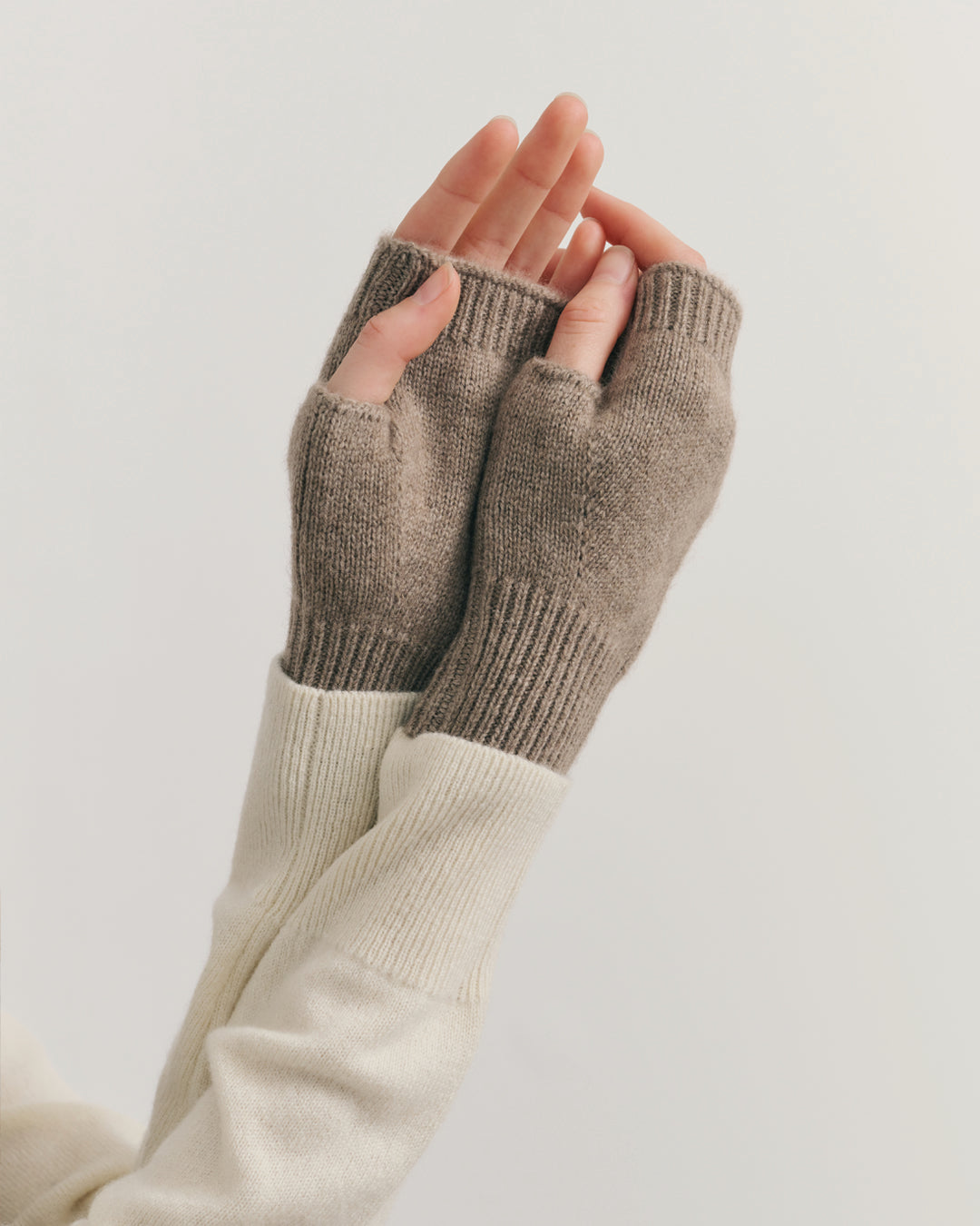 CASHMERE WRIST WARMER MITTENS - SHIITAKE