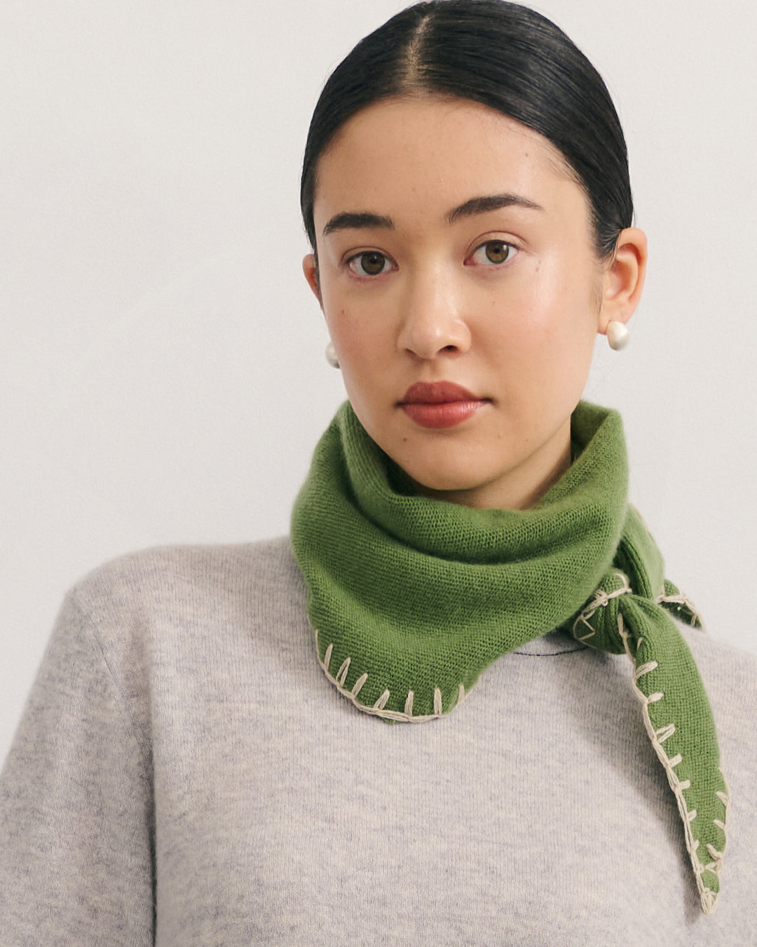 CASHMERE CONTRAST STITCH TRIANGLE SCARF - KAFFIR GREEN