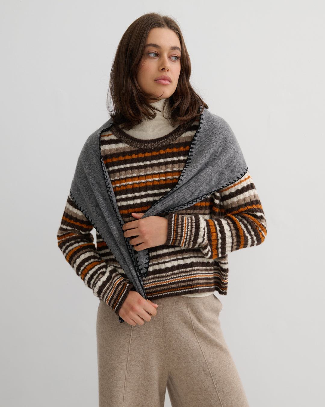 CASHMERE CONTRAST STITCH TRIANGLE SCARF - MID GREY