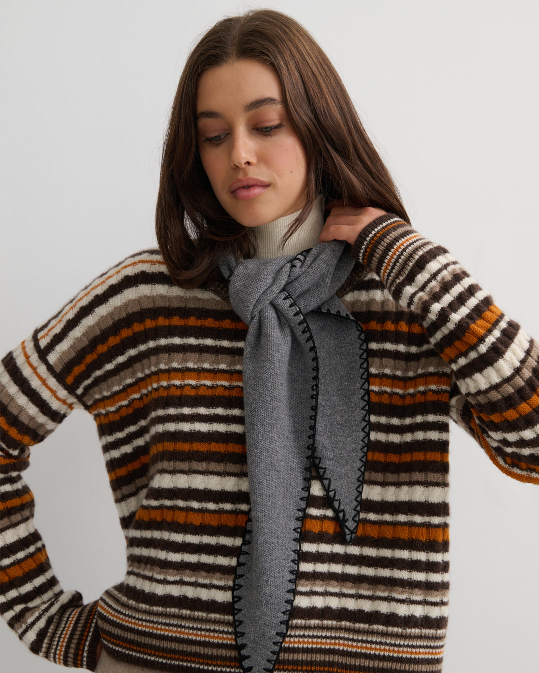CASHMERE CONTRAST STITCH TRIANGLE SCARF - MID GREY