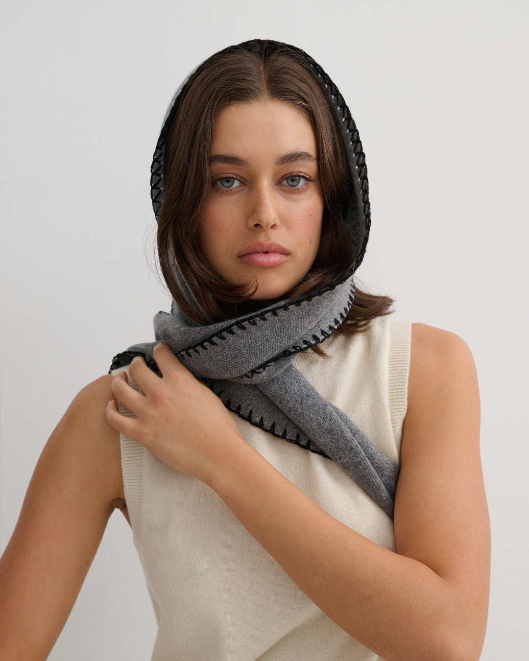 CASHMERE CONTRAST STITCH TRIANGLE SCARF - MID GREY