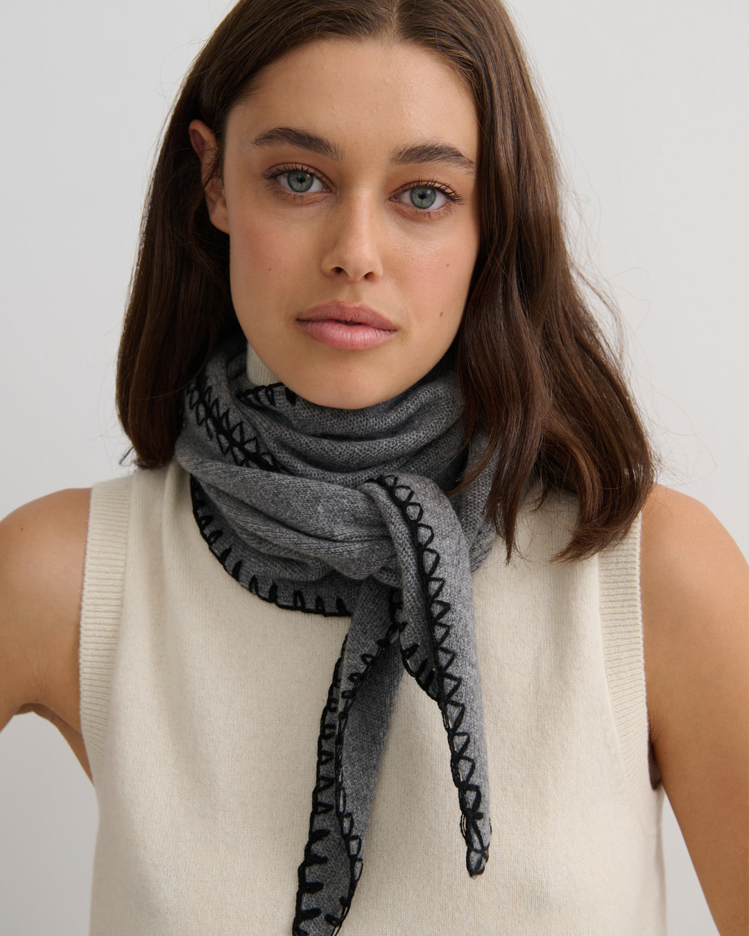 CASHMERE CONTRAST STITCH TRIANGLE SCARF - MID GREY