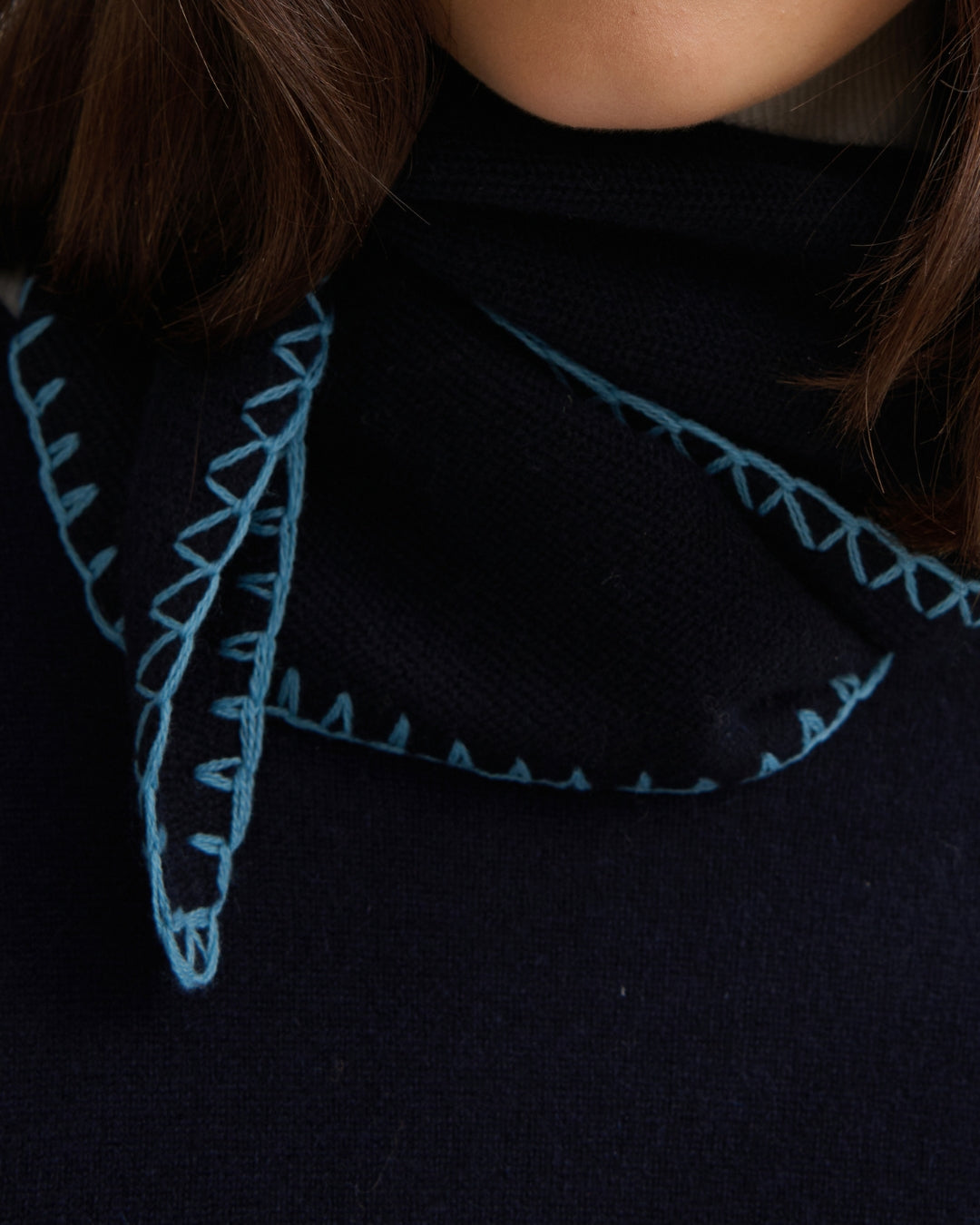 CASHMERE CONTRAST STITCH TRIANGLE SCARF - NAVY