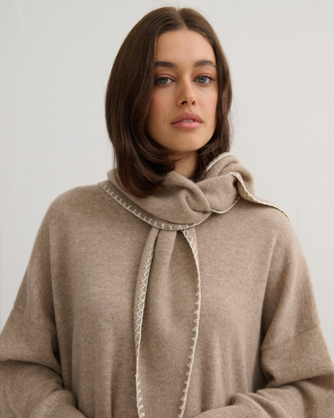 CASHMERE CONTRAST STITCH TRIANGLE SCARF - SHIITAKE RAW