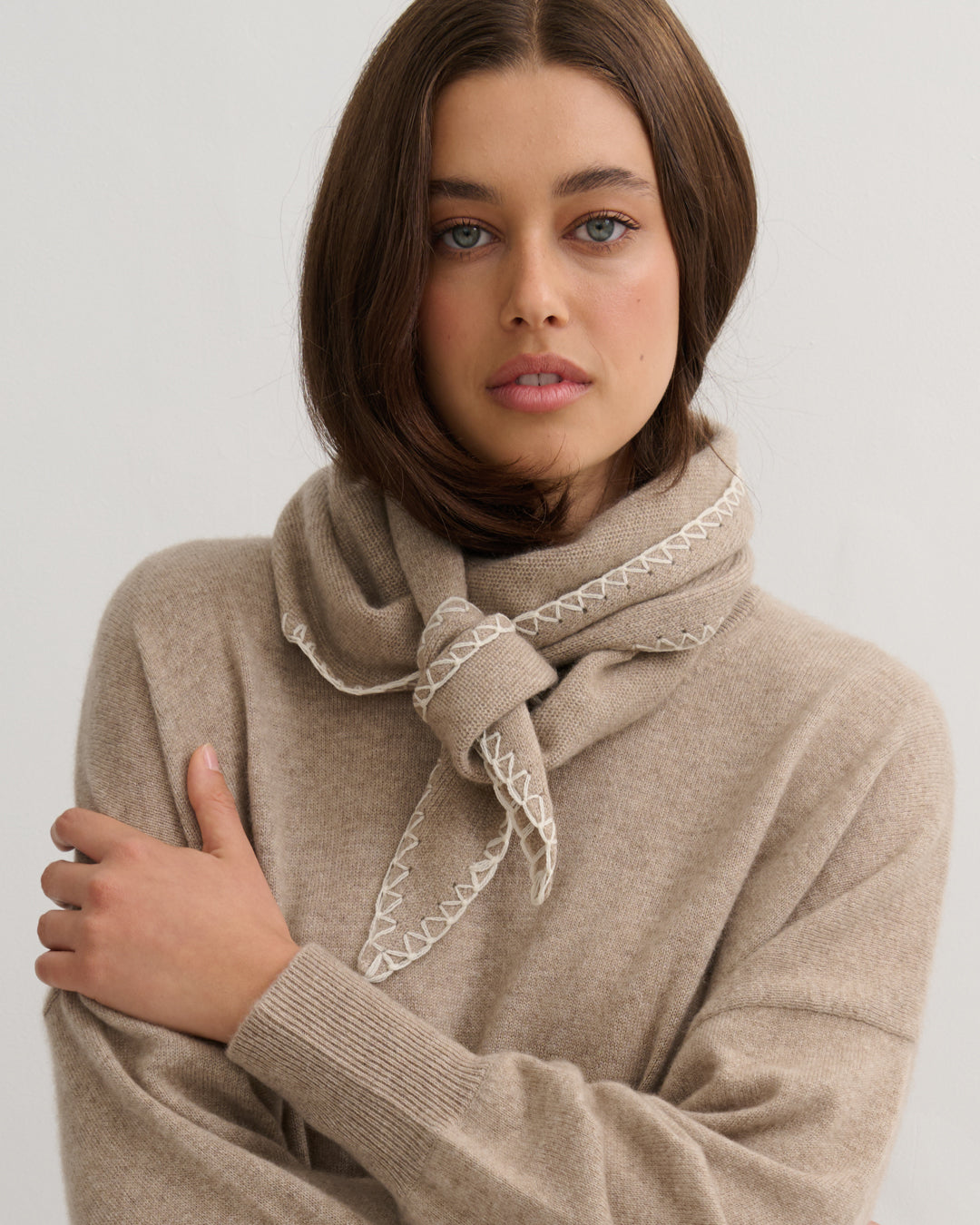 CASHMERE CONTRAST STITCH TRIANGLE SCARF - SHIITAKE RAW