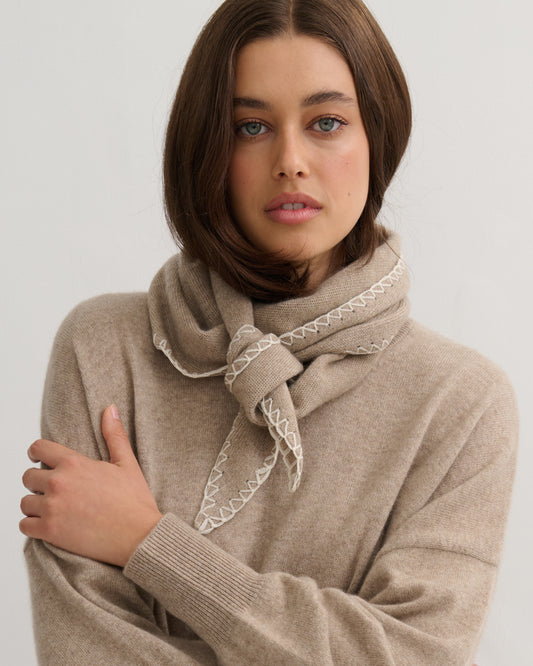 CASHMERE CONTRAST STITCH TRIANGLE SCARF - SHIITAKE RAW